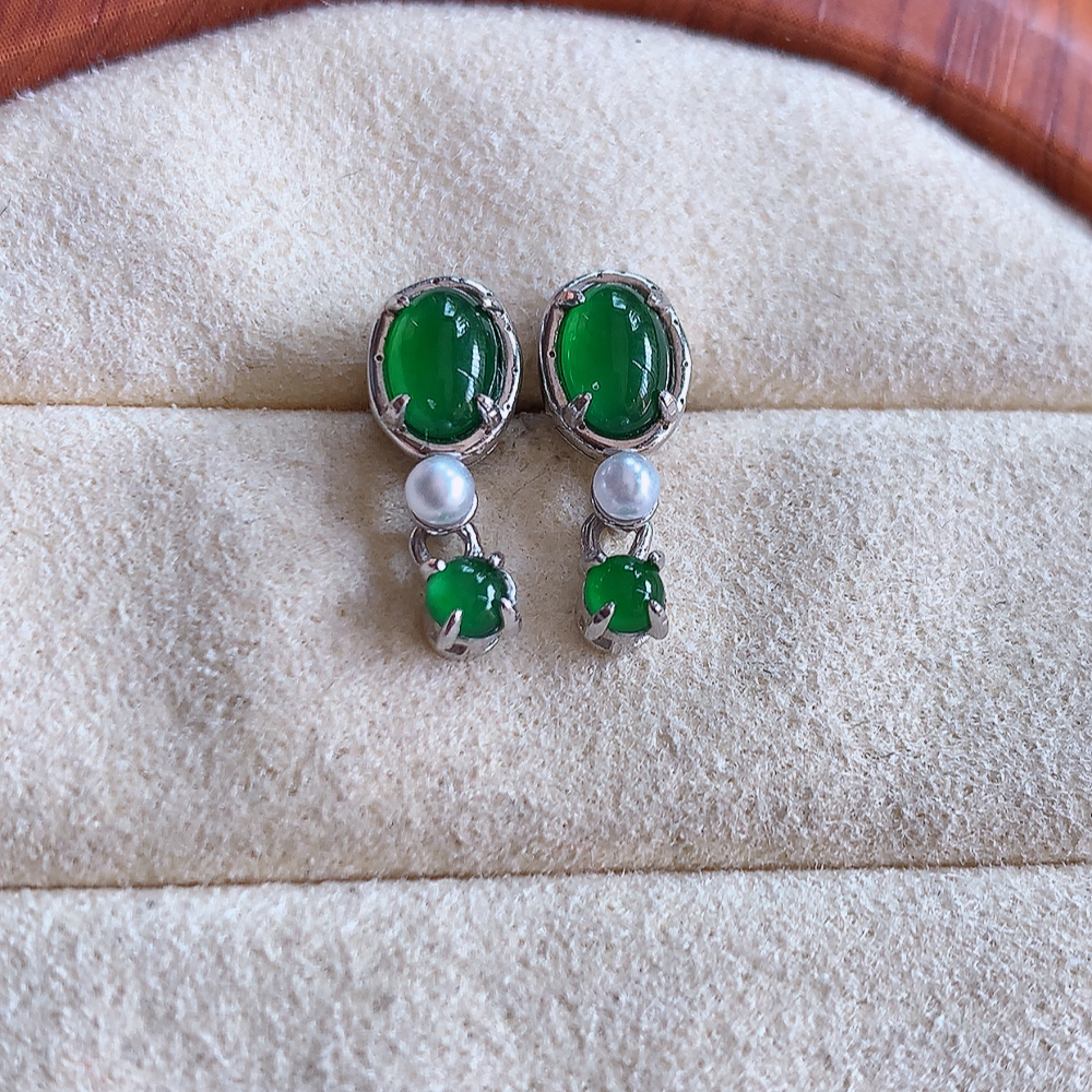 冰满绿翡翠925银镶嵌耳钉，自然光实拍，翠色灵动，颜色漂亮，种老水足，品相佳，佩戴佳品！W502.31  取一整体尺寸：14-5.8-4.6mm  裸石尺寸：5.3-4mm