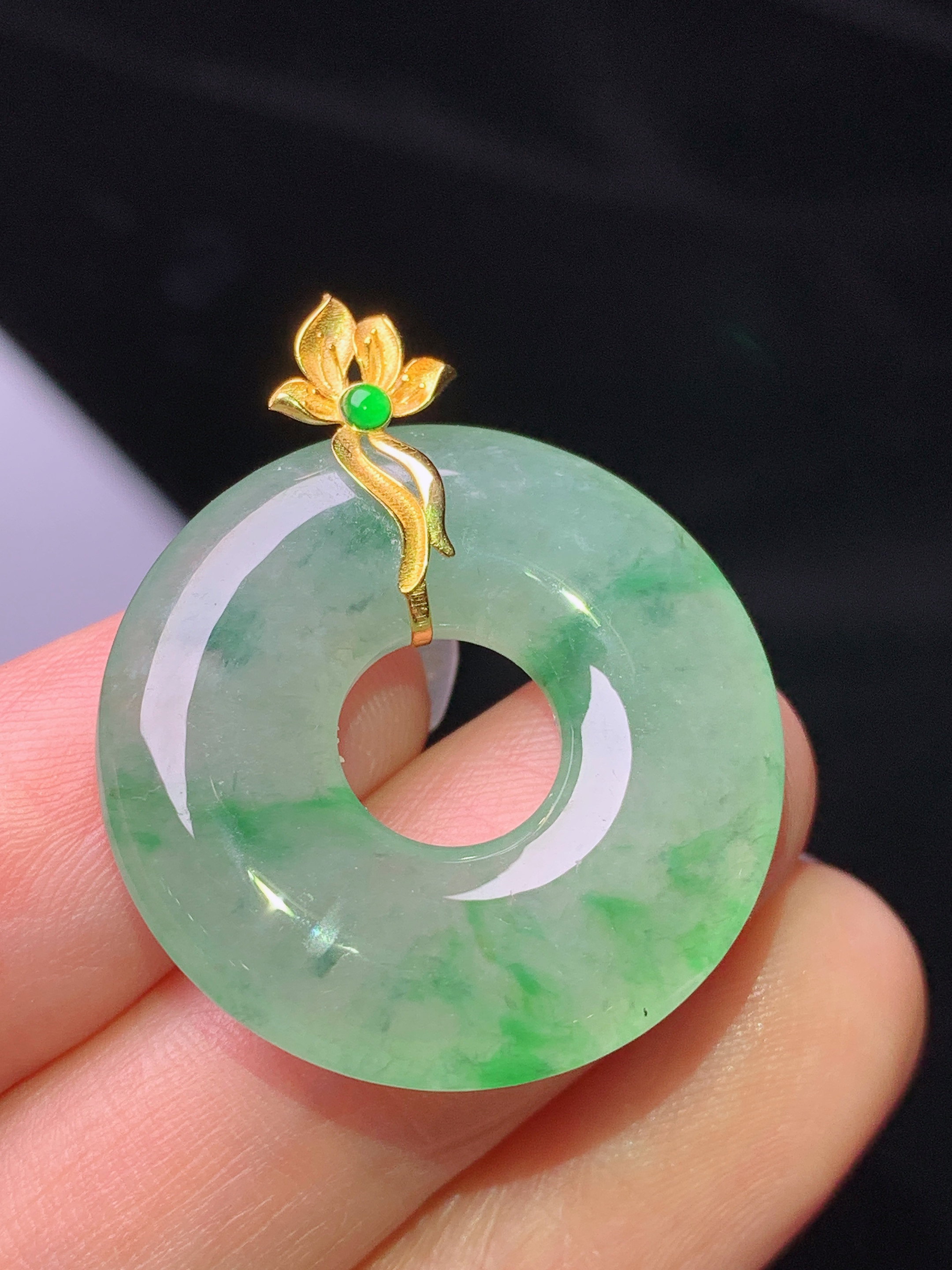 18k金镶嵌飘绿平安环吊坠 玉质细腻 色泽艳丽清新 水润亮眼 整体尺寸31.2*26*4.8j2