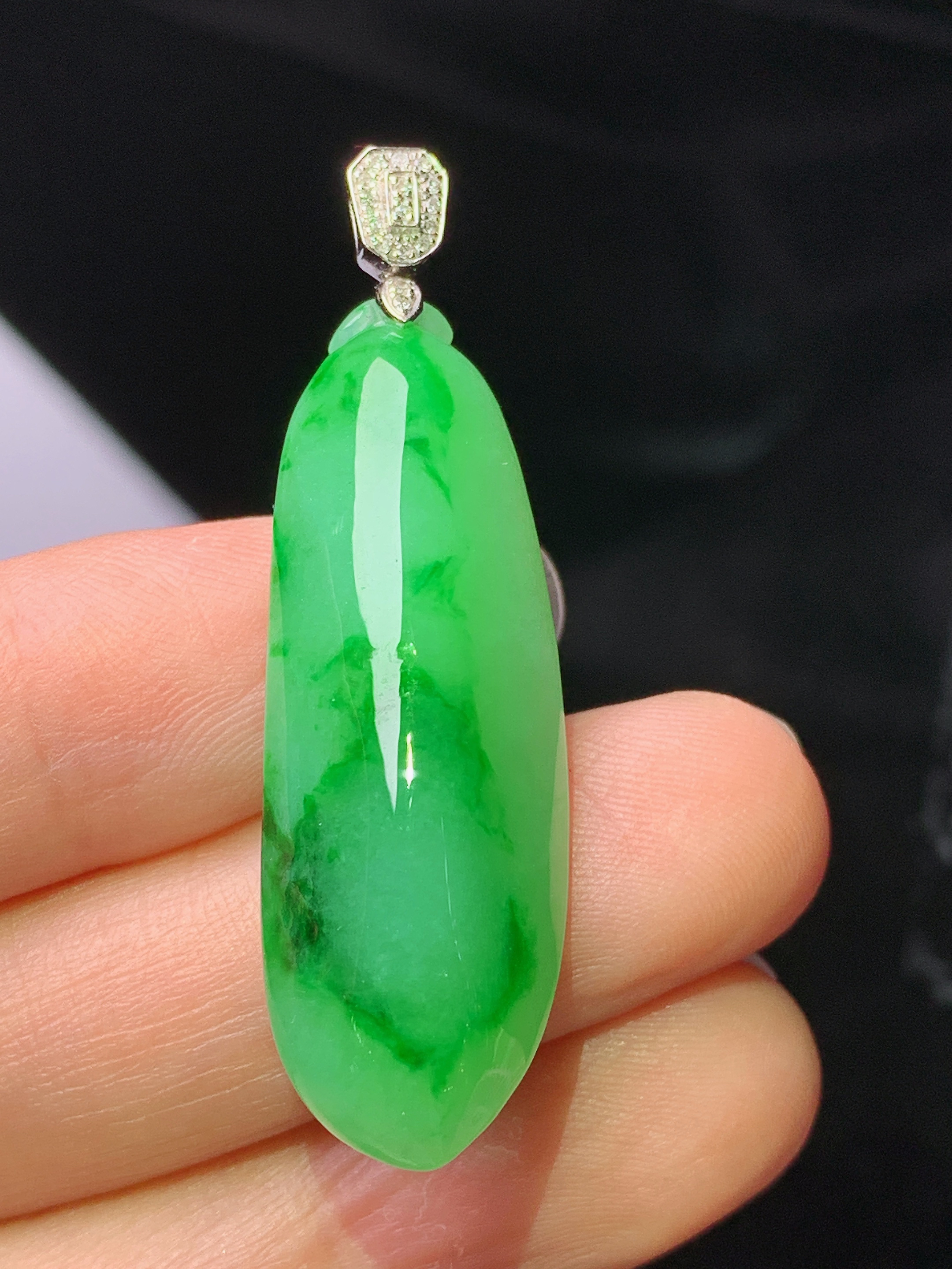 18k金钻镶嵌翠绿福瓜吊坠 玉质细腻 色泽艳丽清新 水润亮眼 整体尺寸44.5*13.2*9.2z1