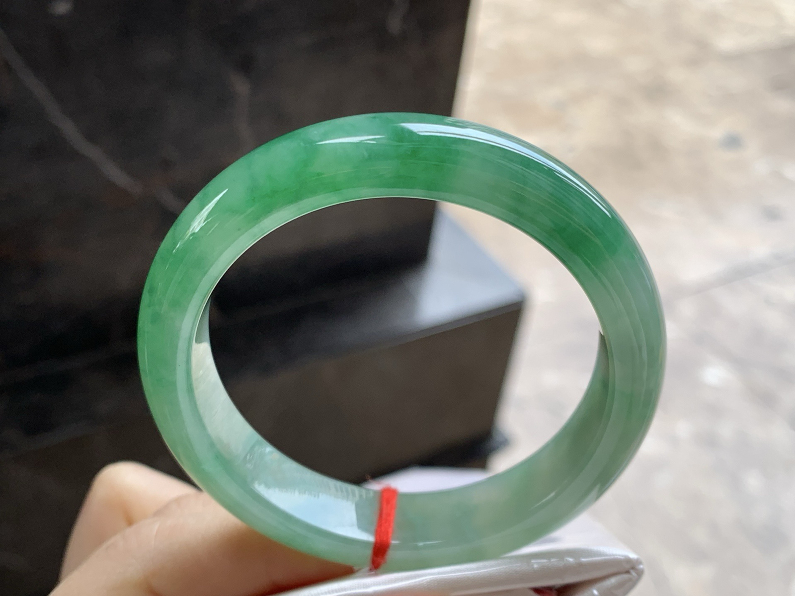 55.5-12.6-8.5

带色手镯^_^底子细腻 绿色浓郁