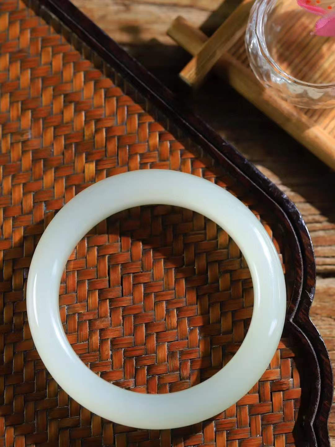 【岁月之韵.手镯】

精品和田玉晴水手镯，色泽淡雅如雨后初晴的天空，清新脱俗。手镯圆润饱满，寓意圆满和谐，承载着岁月的温柔与时光的沉淀。无论是日常佩戴还是珍藏，都是对美好生活的诗意表达。重54.5克  尺寸52.5-12.7-9.2mm  5640174T