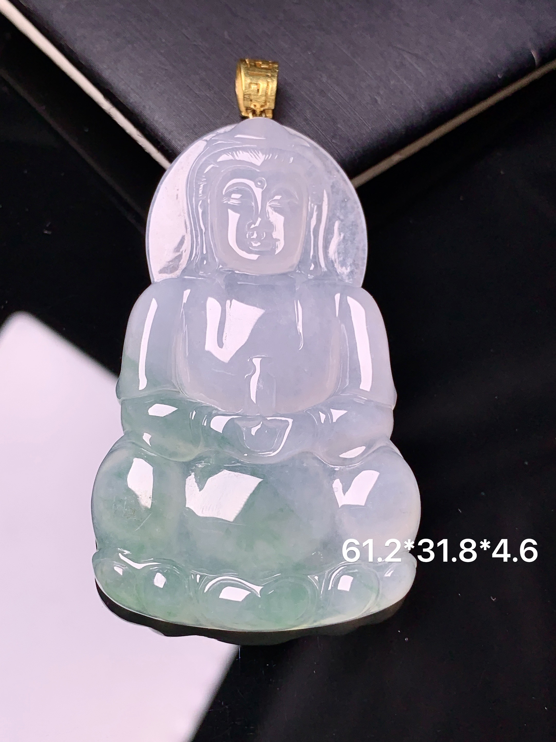 18k金镶嵌飘绿观音菩萨吊坠 玉质细腻 色泽艳丽清新 水润亮眼 整体尺寸61.2*31.8*4.6e1
