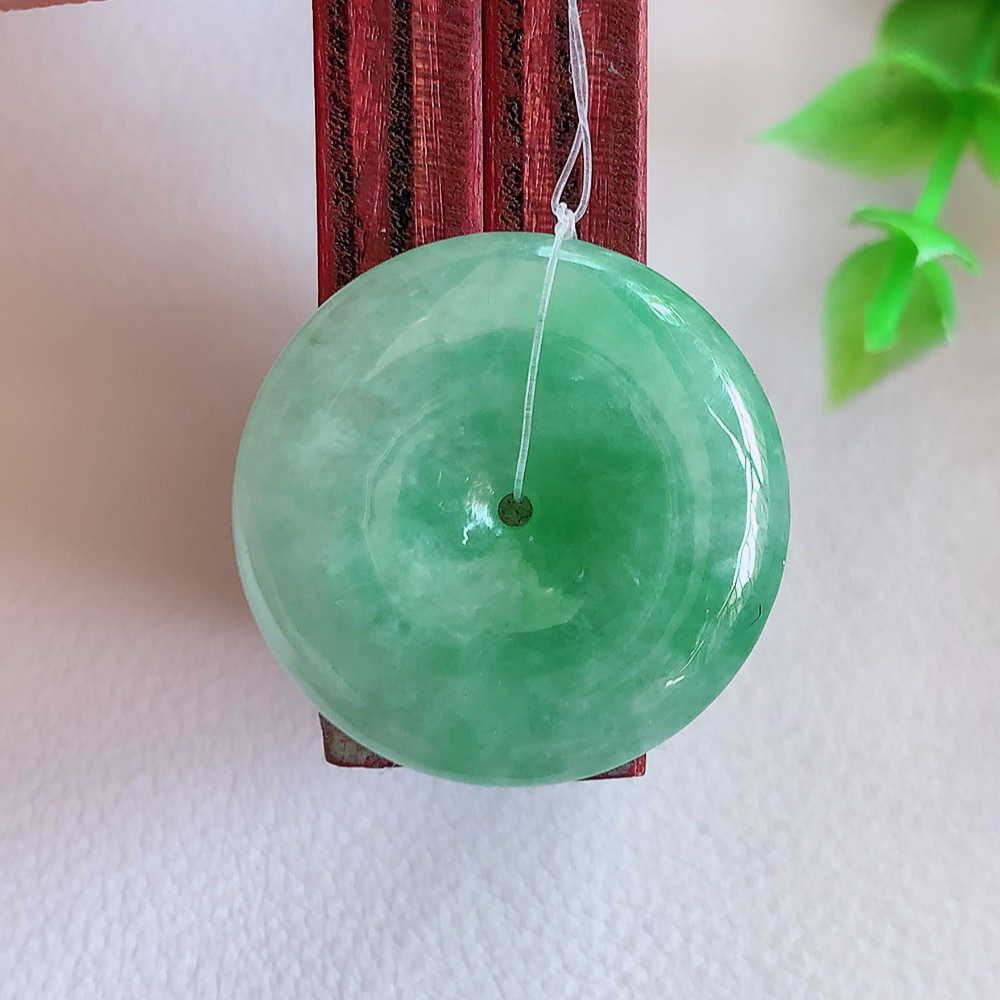 冰润飘绿平安扣吊坠，厚装饱满，冰润剔透，细腻水足，种质润泽，飘花灵动，佩戴优雅大气，W49.31   尺寸：22.8-5.1mm