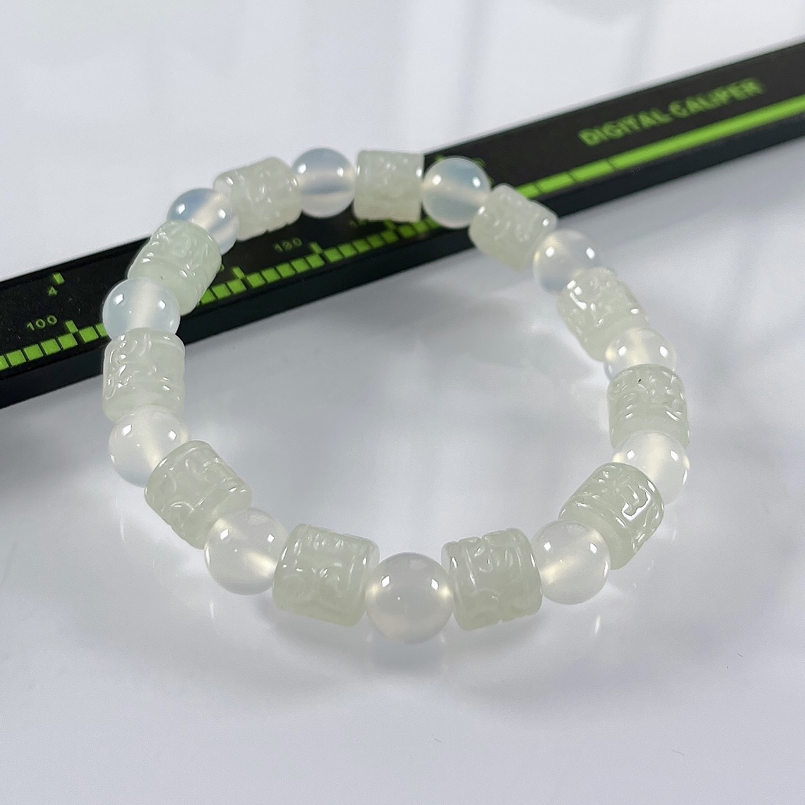 缅甸天然翡翠A货，冰种起胶六字箴言路路通手串手链，尺寸：取一7.8/8.2（直径）mm/11颗，重量22.32g，白珠为玛瑙材质。