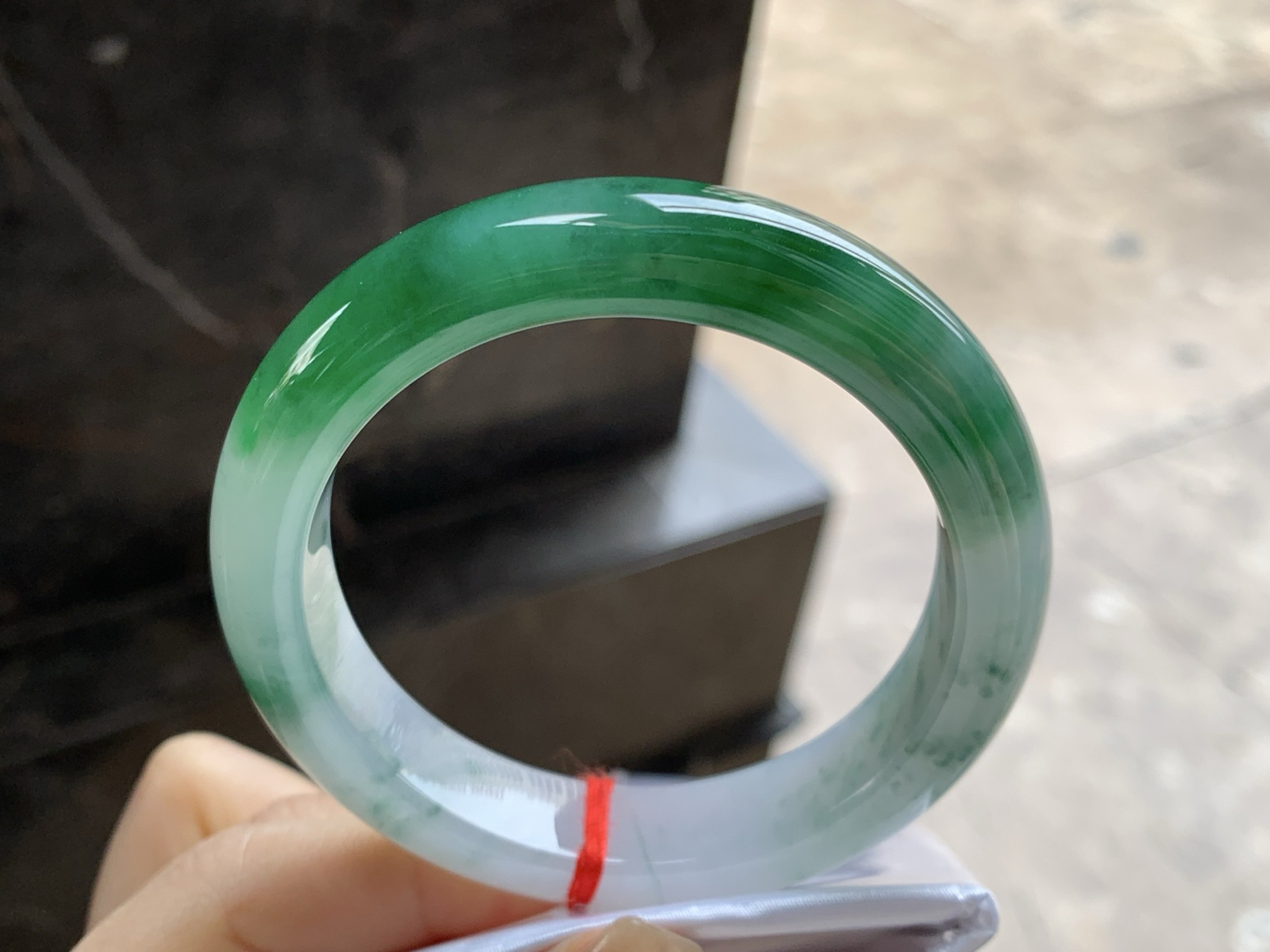 55.5-12.1-8.9

辣绿色手镯^_^有种有色～绿色浓郁漂亮