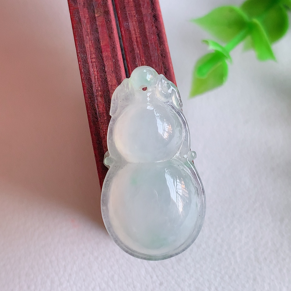 冰润葫芦翡翠吊坠  寓意“福禄双全，加官进爵，财源滚滚” 莹润通透，抱满大气  清新脱俗    W357.31  尺寸：28-15.2-6.2mm
