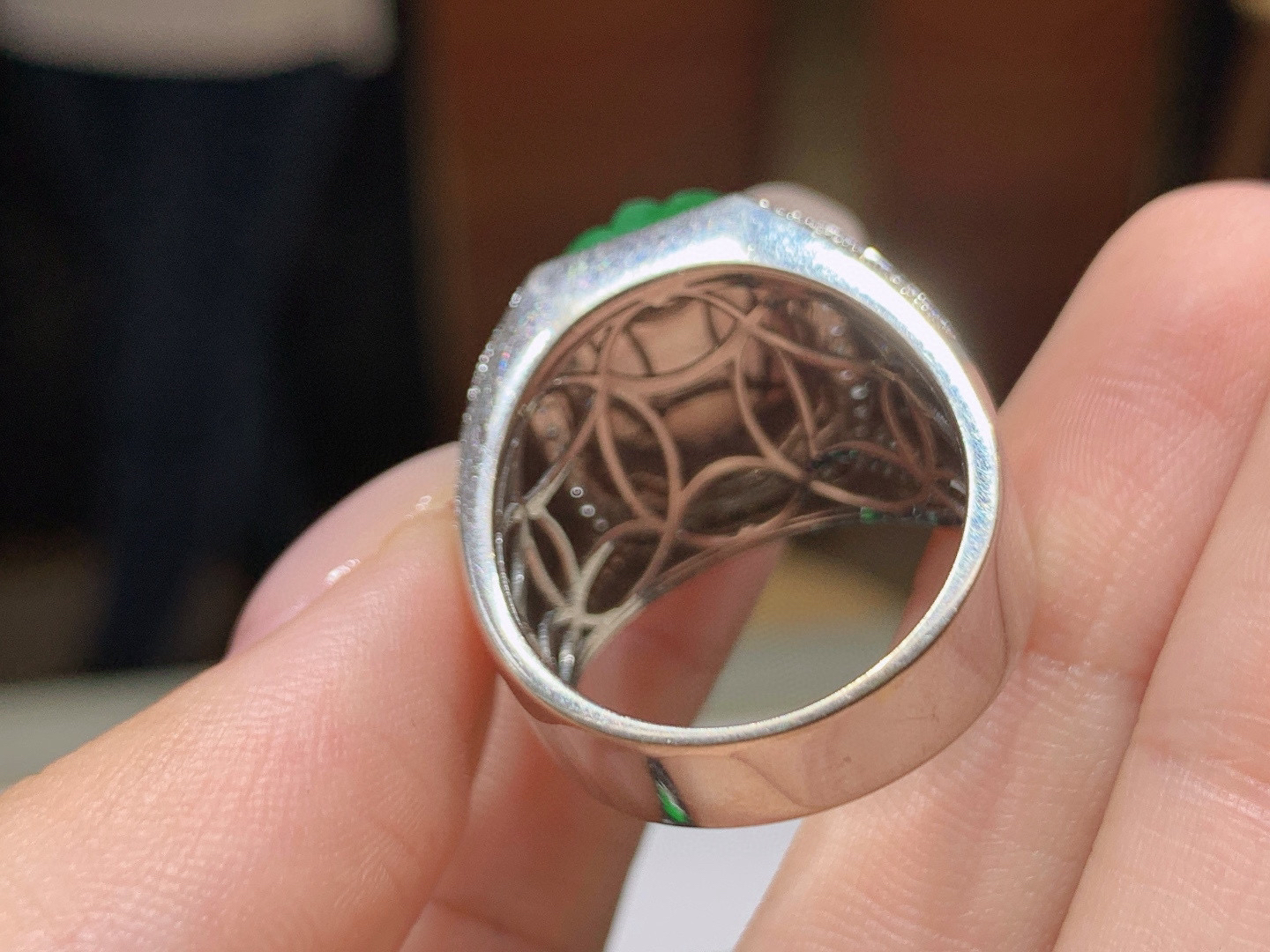 冰绿貔貅戒指 ，种老水足 佩戴优雅气质 性价比高
18k金镶嵌.