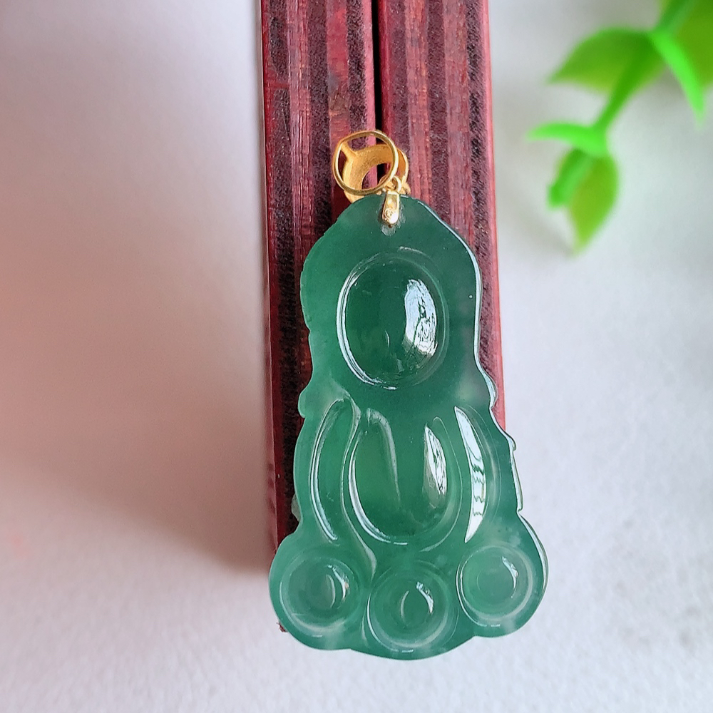 18k金扣蓝冰精雕宝宝佛吊坠   雕琢宝宝佛，生动自然。似佛心性、如孩童心、天真佛性！众生皆有佛性，众佛皆有万般色相，成佛就是寻找真我。W001.31  尺寸：27-16-4.2mm