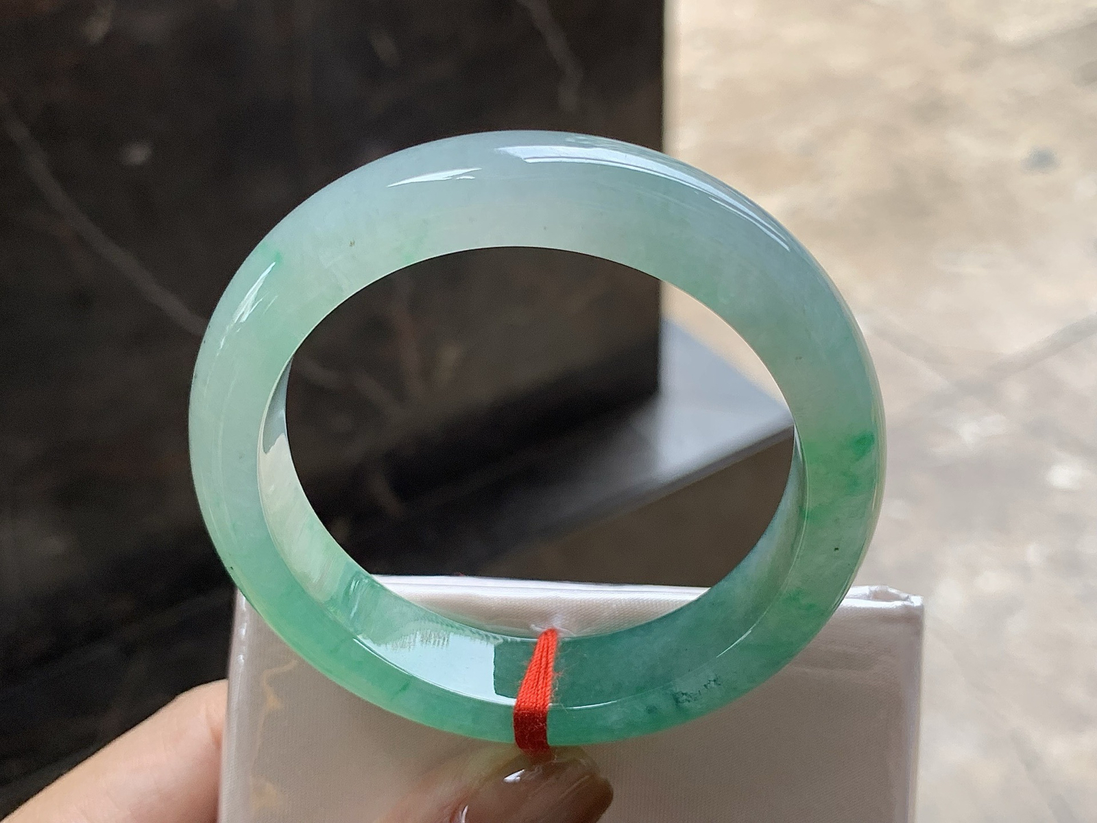 52.5-12.7-8.3

带色手镯^_^正圈52 53  种好水润～ 颜色鲜艳