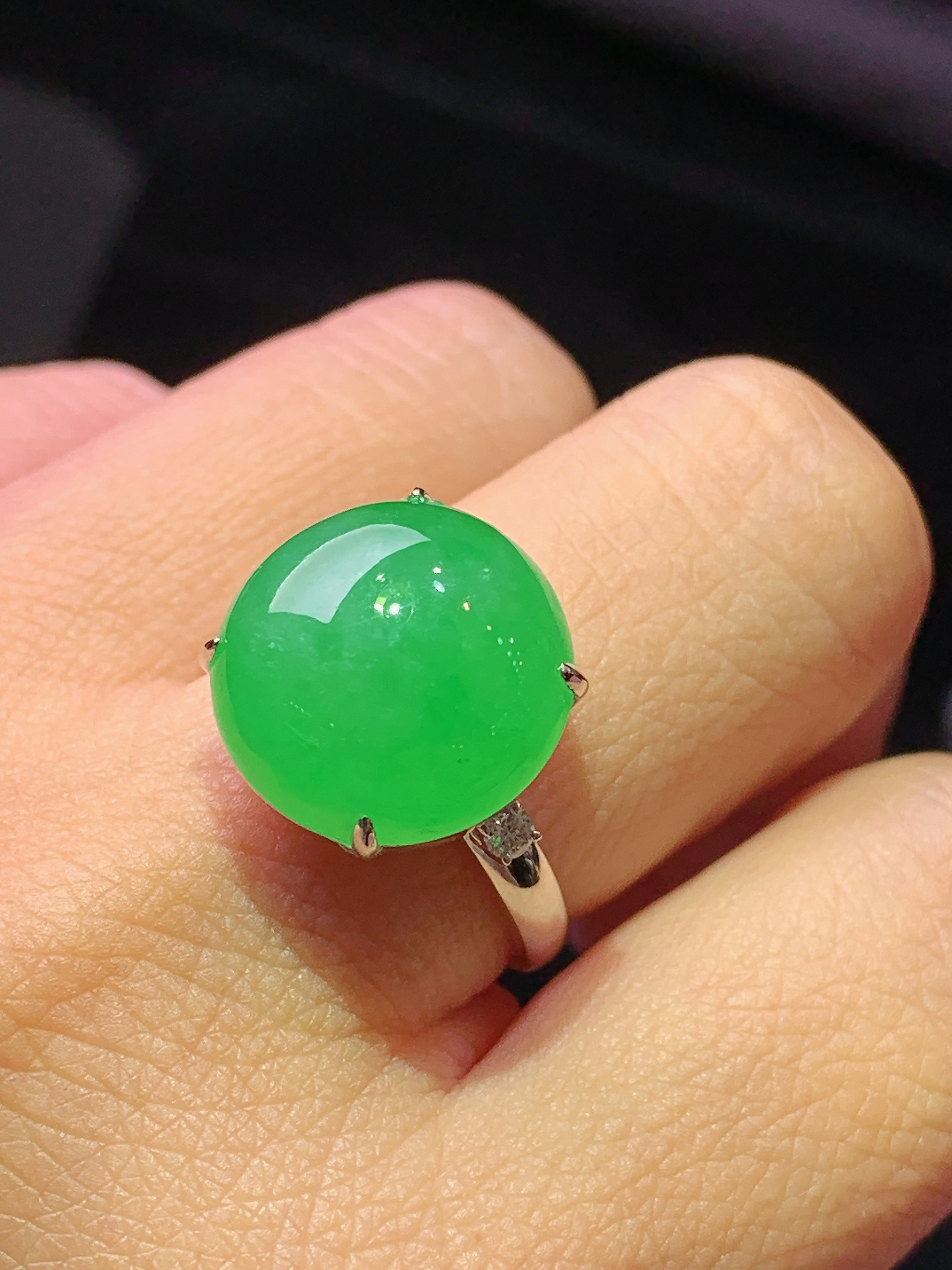 18k金钻镶嵌翠绿蛋面戒指 玉质细腻 色泽艳丽清新 水润亮眼 圈口13.5 整体尺寸14.8*14.2*6.8L2