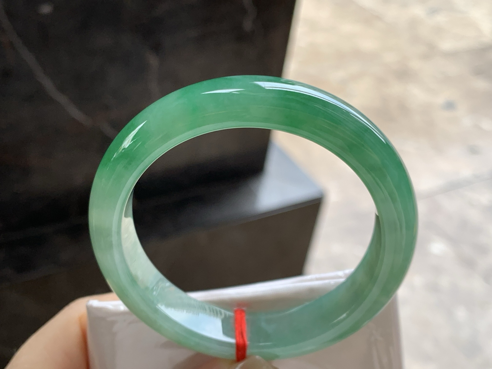 55.5-12.6-8.5

带色手镯^_^底子细腻 绿色浓郁