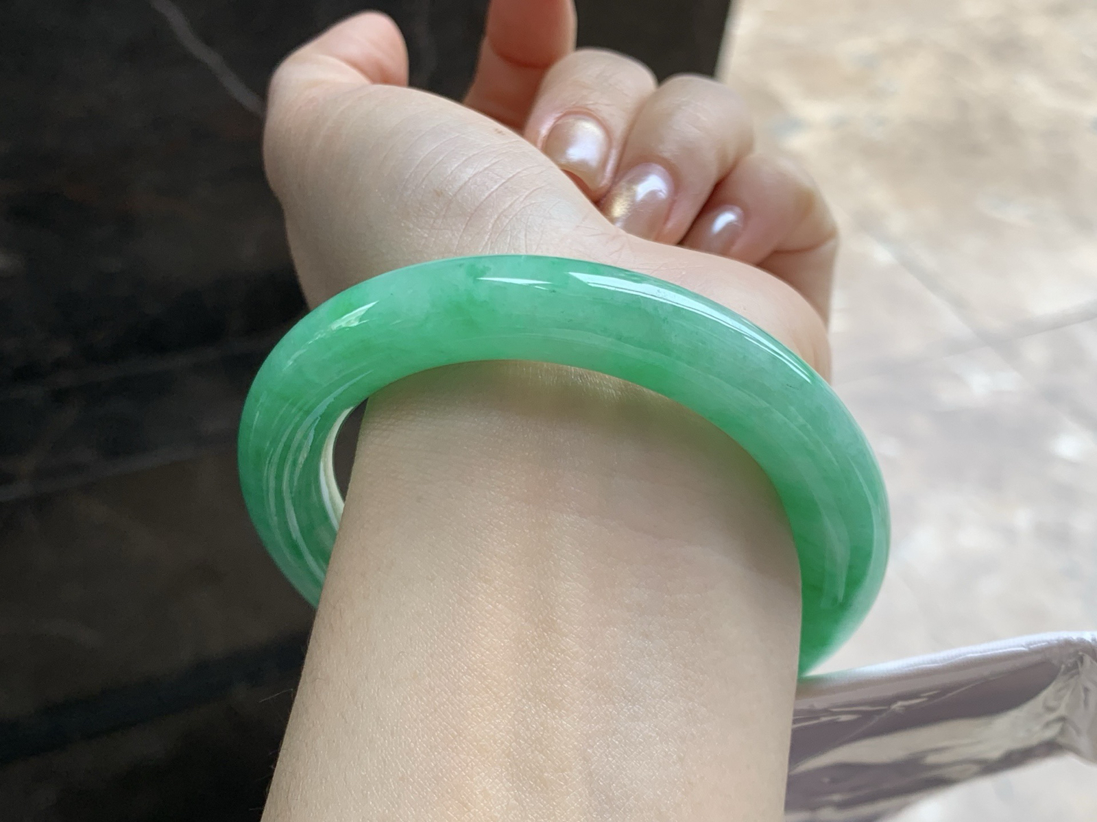 56-11.3

带色圆条手镯^_^肉质细腻 绿色浓郁大