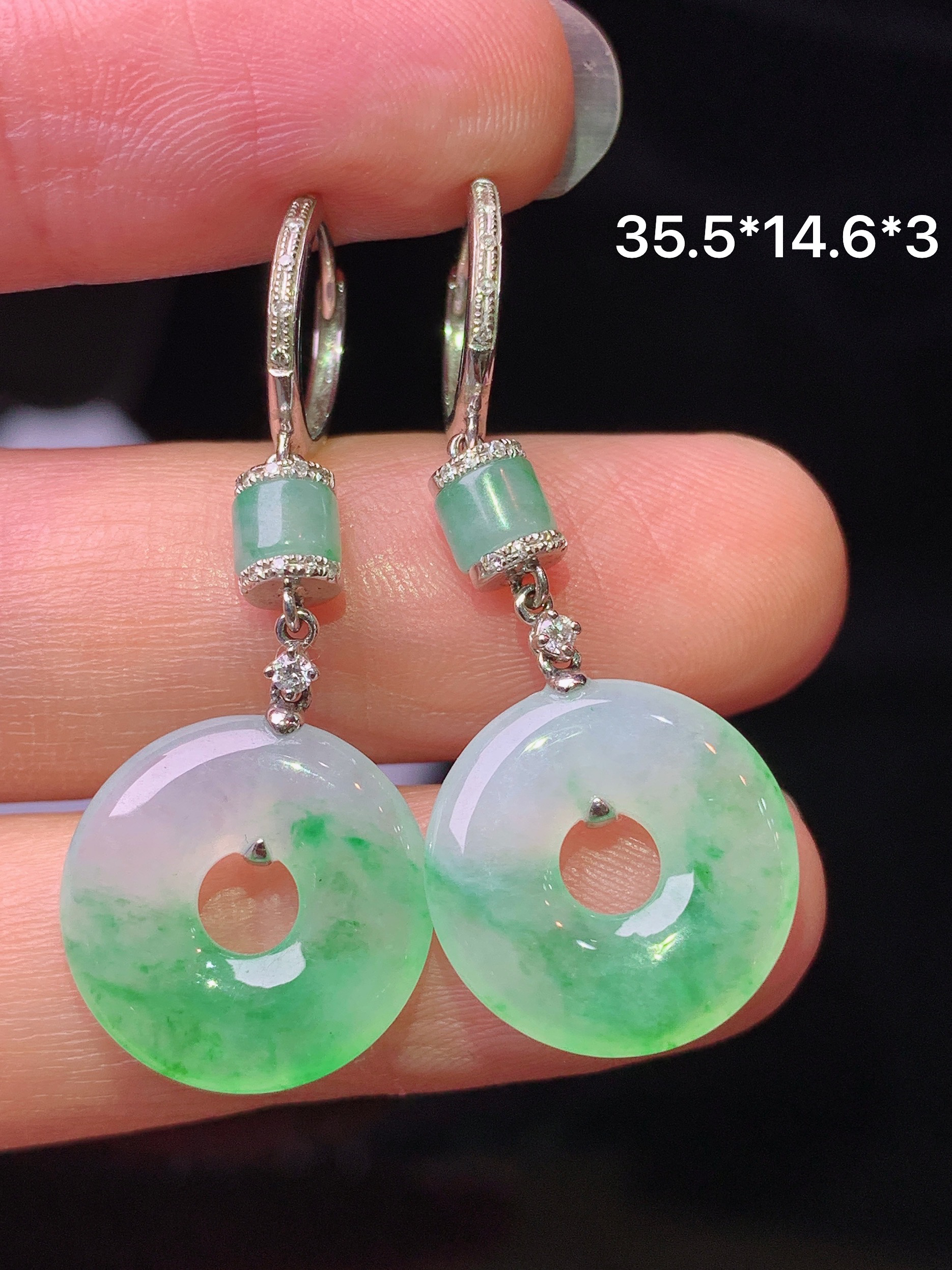 18k金钻镶嵌飘绿平安扣耳坠 玉质细腻 色泽艳丽清新 水润亮眼 整体尺寸35.5*14.6*3b1