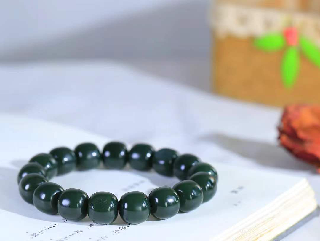 （老型珠.手串）

新疆和田青花籽料老型珠手串，玉质细腻油润 饱满光滑 质朴无华，悠远简单，人心境