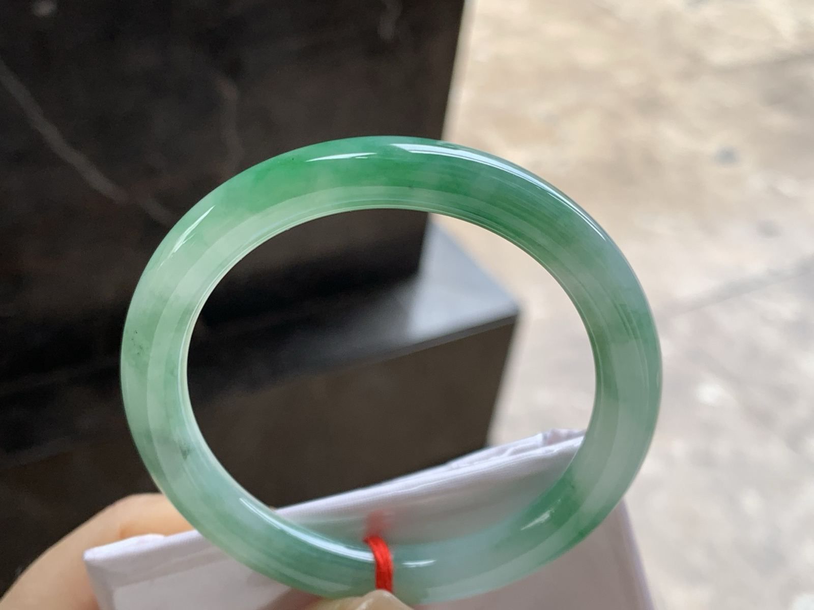 53-8.2

带色圆条手镯^_^底子细腻 绿色浓郁