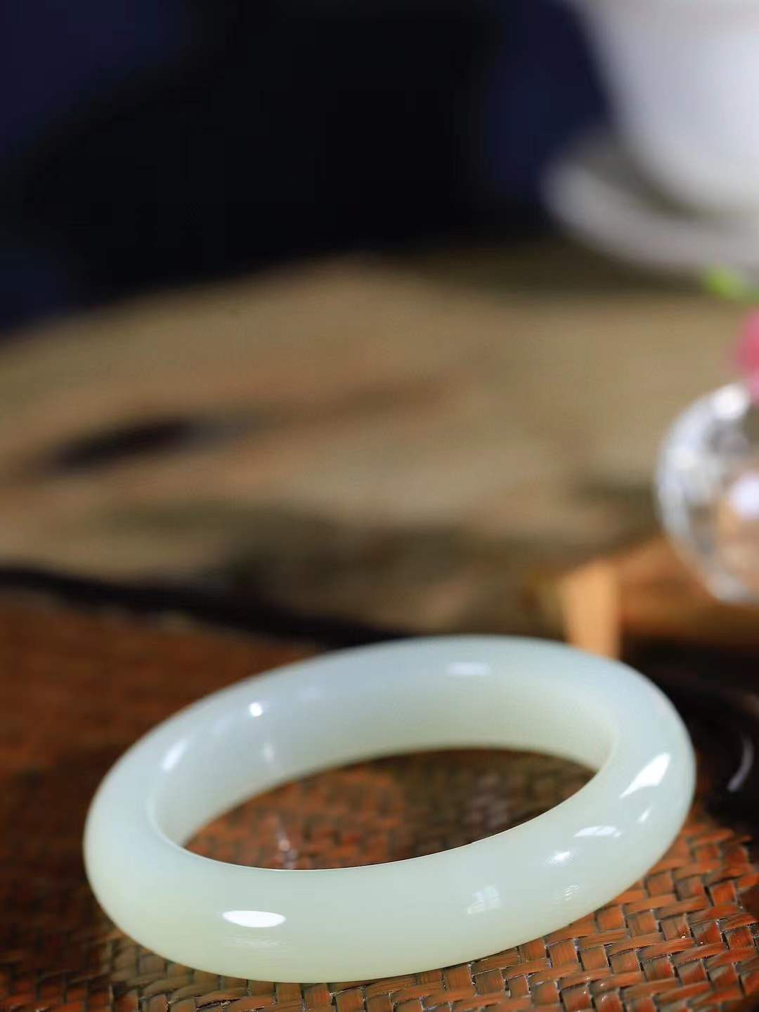 【岁月之韵.手镯】

精品和田玉晴水手镯，色泽淡雅如雨后初晴的天空，清新脱俗。手镯圆润饱满，寓意圆满和谐，承载着岁月的温柔与时光的沉淀。无论是日常佩戴还是珍藏，都是对美好生活的诗意表达。重54.5克  尺寸52.5-12.7-9.2mm  5640174T