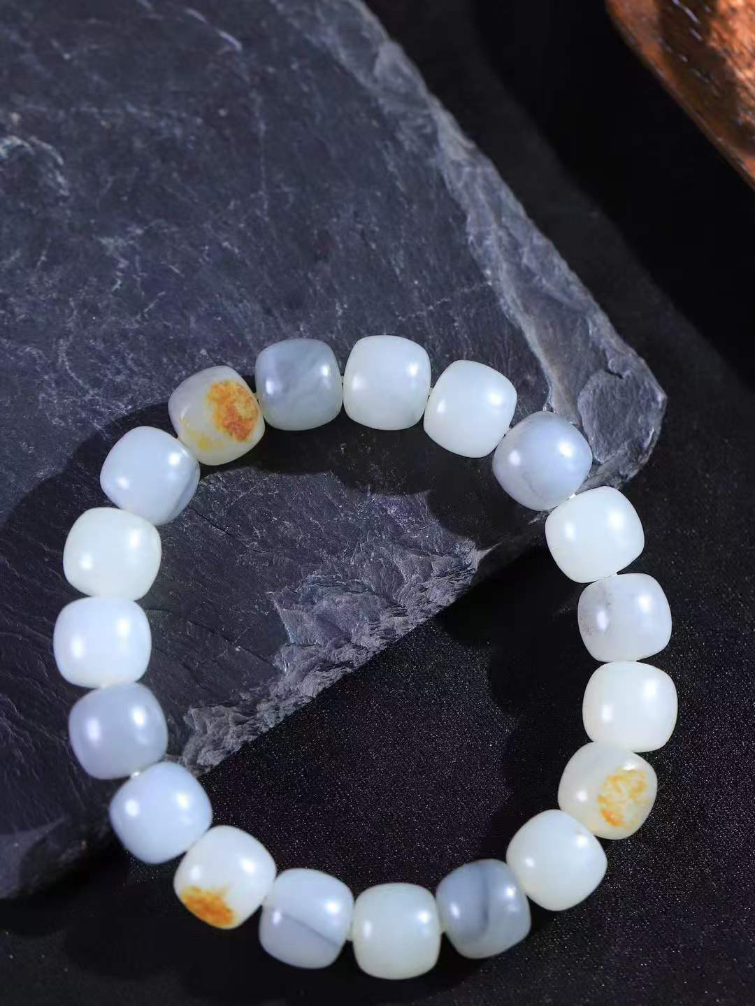 （老型珠.手串）

新疆和田青花籽料老型珠手串，玉质细腻油润 饱满光滑 质朴无华，悠远简单，人心境界远，百世修炼深，心灵常驻善意持，觉悟人生百世修。重35克    尺寸取一9.4-10.2mm    10352800A