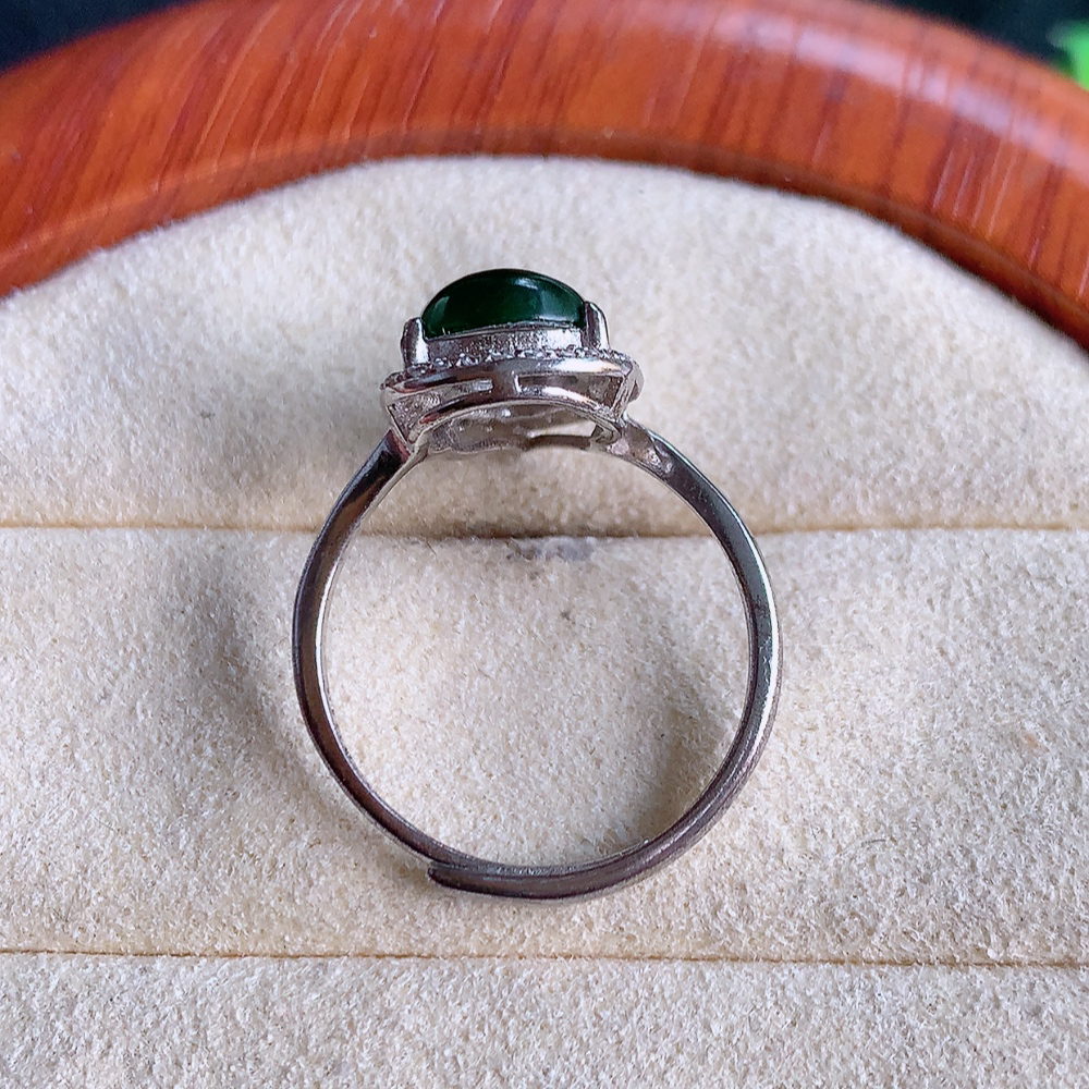 冰润满绿精美翡翠葫芦戒指  玉质细腻  冰清玉润  飘花灵动  颜色漂亮  W481.31  内径尺寸：17-13-6mm  裸石尺寸：10-7mm