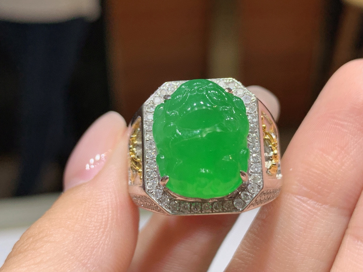 冰绿貔貅戒指 ，种老水足 佩戴优雅气质 性价比高
18k金镶嵌.