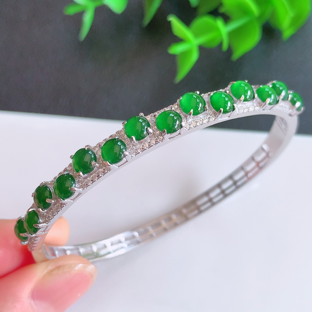 冰满绿翡翠贵妃手镯58-49mm，冰润飘花贵妃翡翠手镯，玉质细腻水润，色泽清秀亮丽，老种飘绿  上手