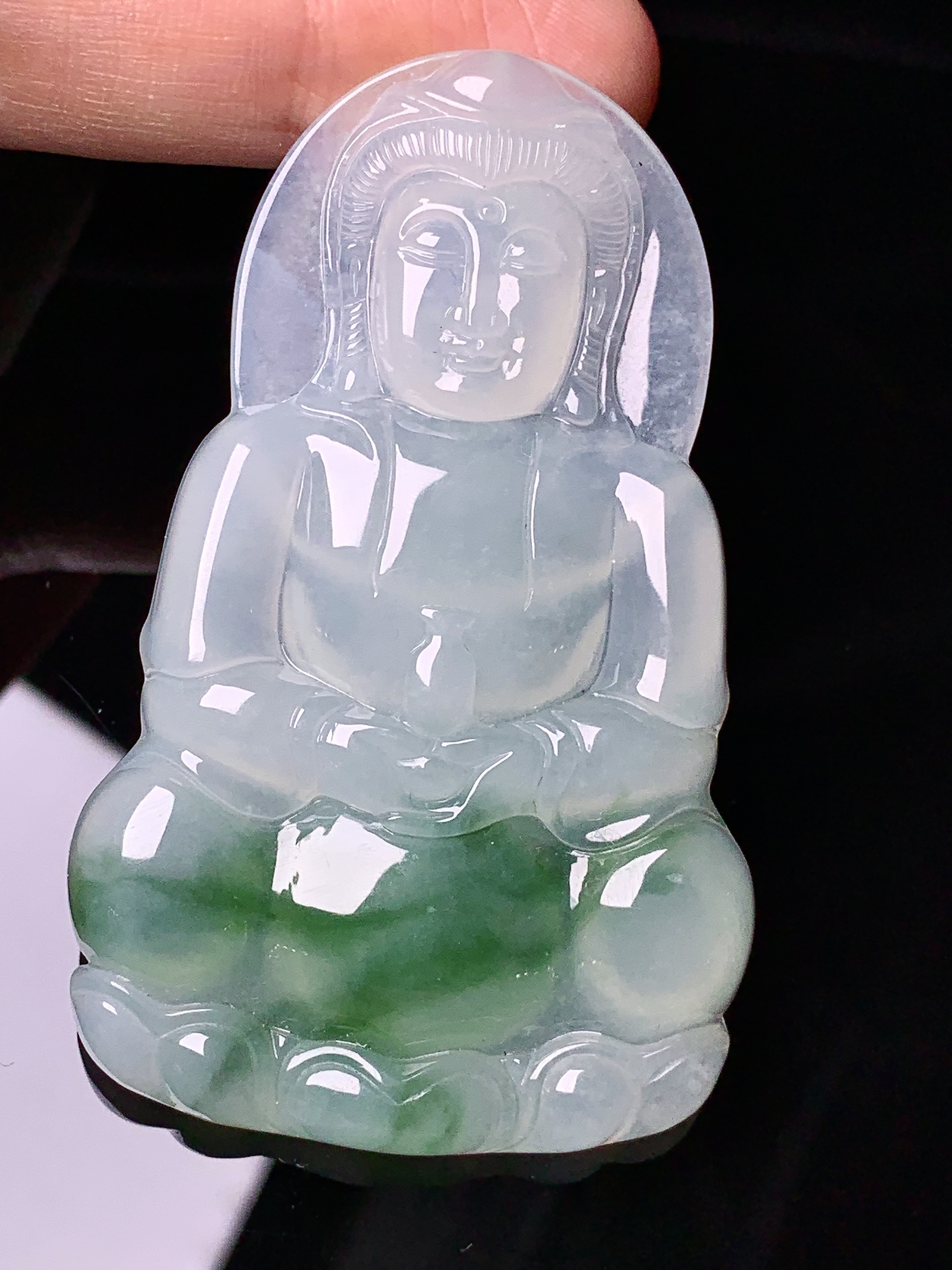 飘绿观音菩萨吊坠 玉质细腻 色泽艳丽清新 水润亮眼 整体尺寸65.4*40.6*6x1