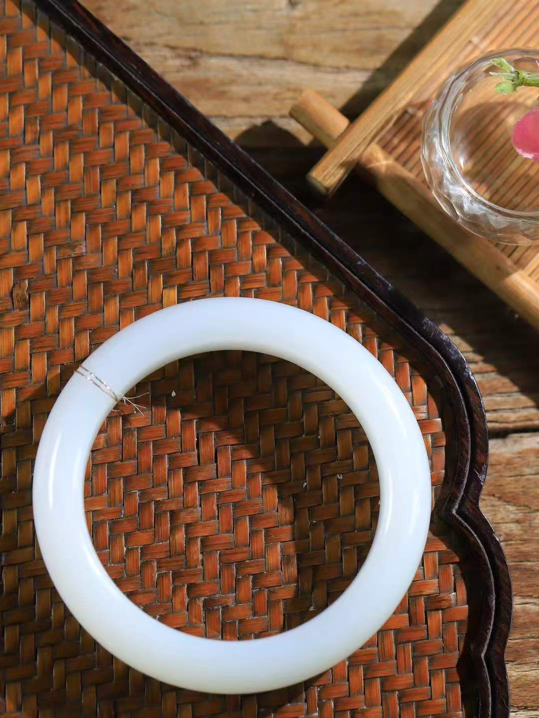 【腕间柔情.手镯】   

精品和田玉白玉手镯 玉质温润细腻 油性十足 古朴秀雅 轻抚岁月的栏杆软香温玉，腕间玉镯轻轻晃动，令人情动心间，撷一缕月末的芬芳，把心思铺陈，时光静美，惟有你最温柔。重77.8克   尺寸57-15.7-10mm  46302855A