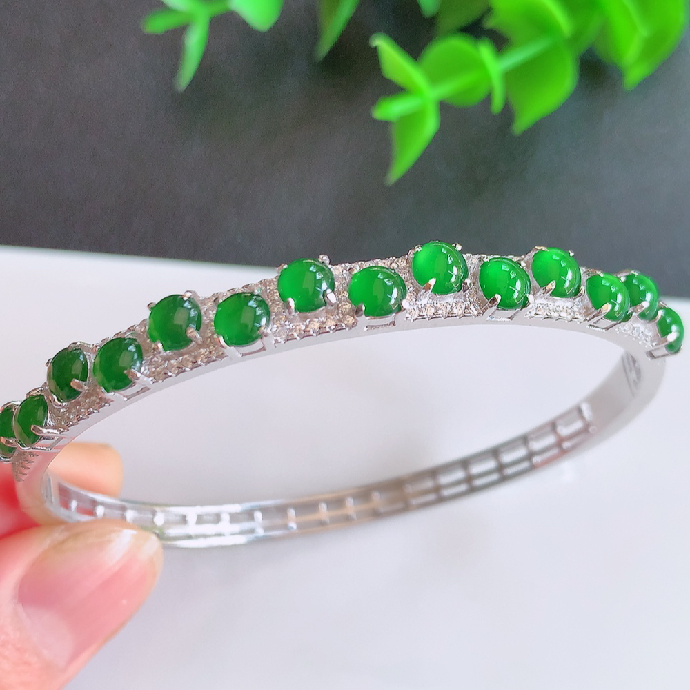 冰满绿翡翠贵妃手镯58-49mm，冰润飘花贵妃翡翠手镯，玉质细腻水润，色泽清秀亮丽，老种飘绿  上手高贵典雅，W502.31  尺寸：58-49-6-4.8mm