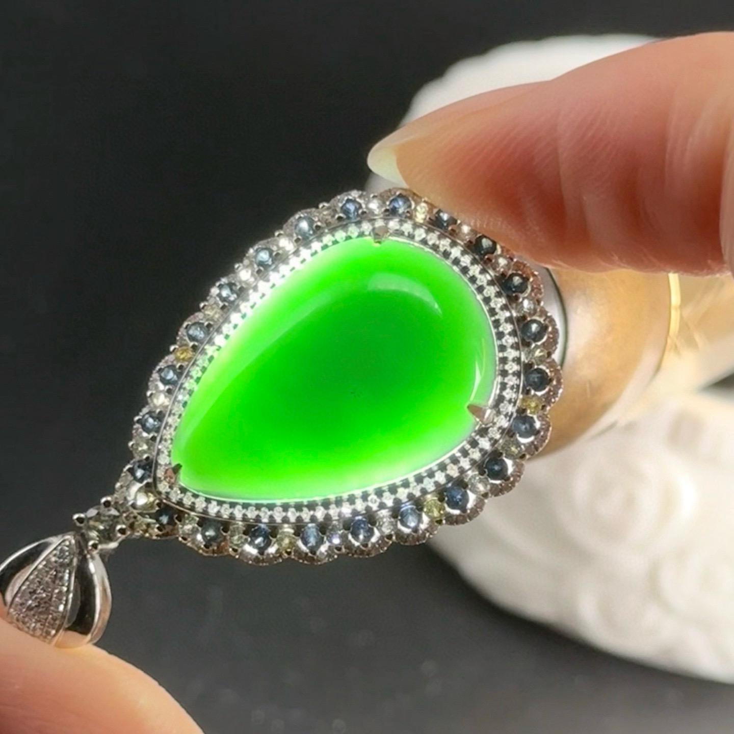 精品18k墨翠水滴吊坠 种好色正 黑度极好 打灯通透 油性十足