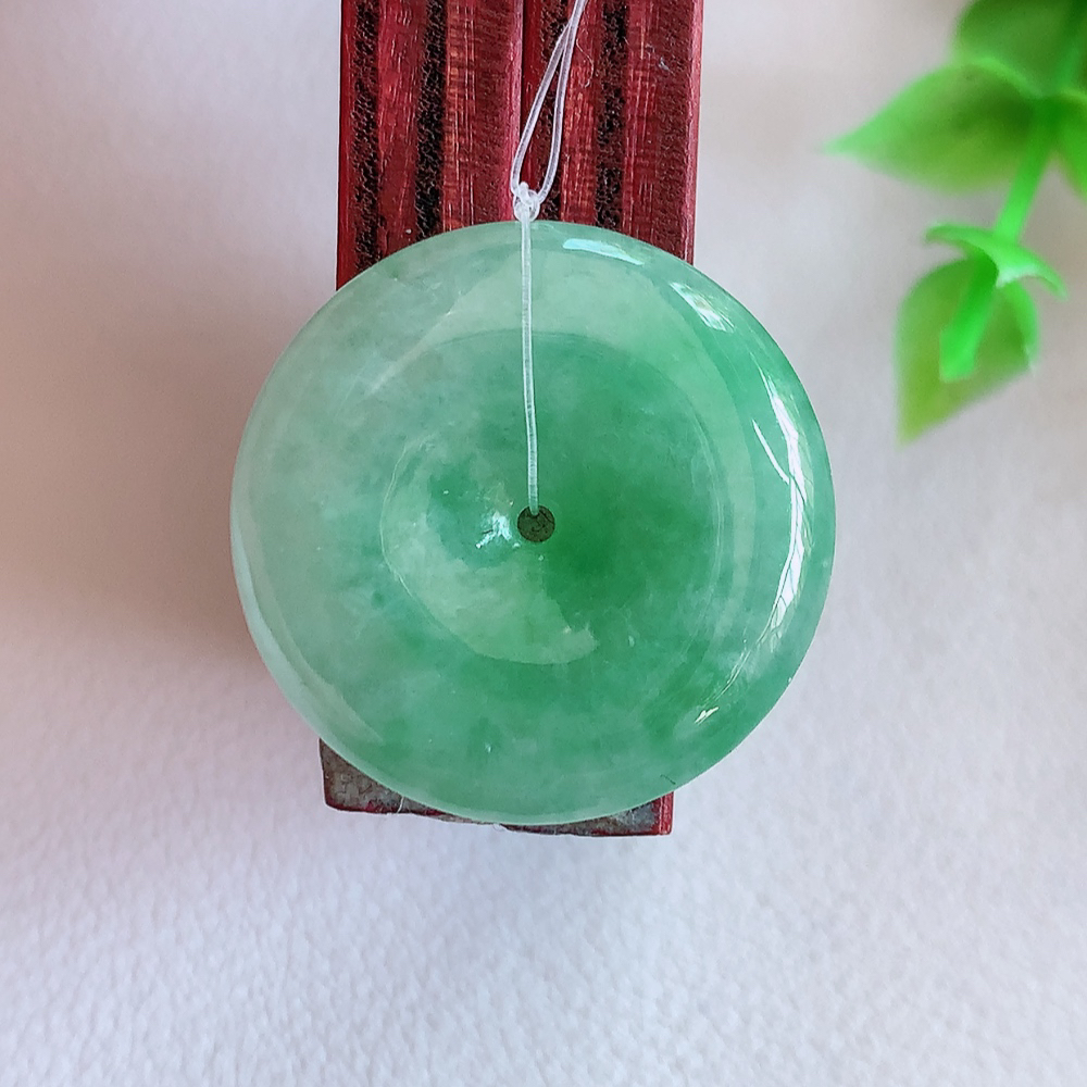 冰润飘绿平安扣吊坠，厚装饱满，冰润剔透，细腻水足，种质润泽，飘花灵动，佩戴优雅大气，W49.31   尺寸：22.8-5.1mm