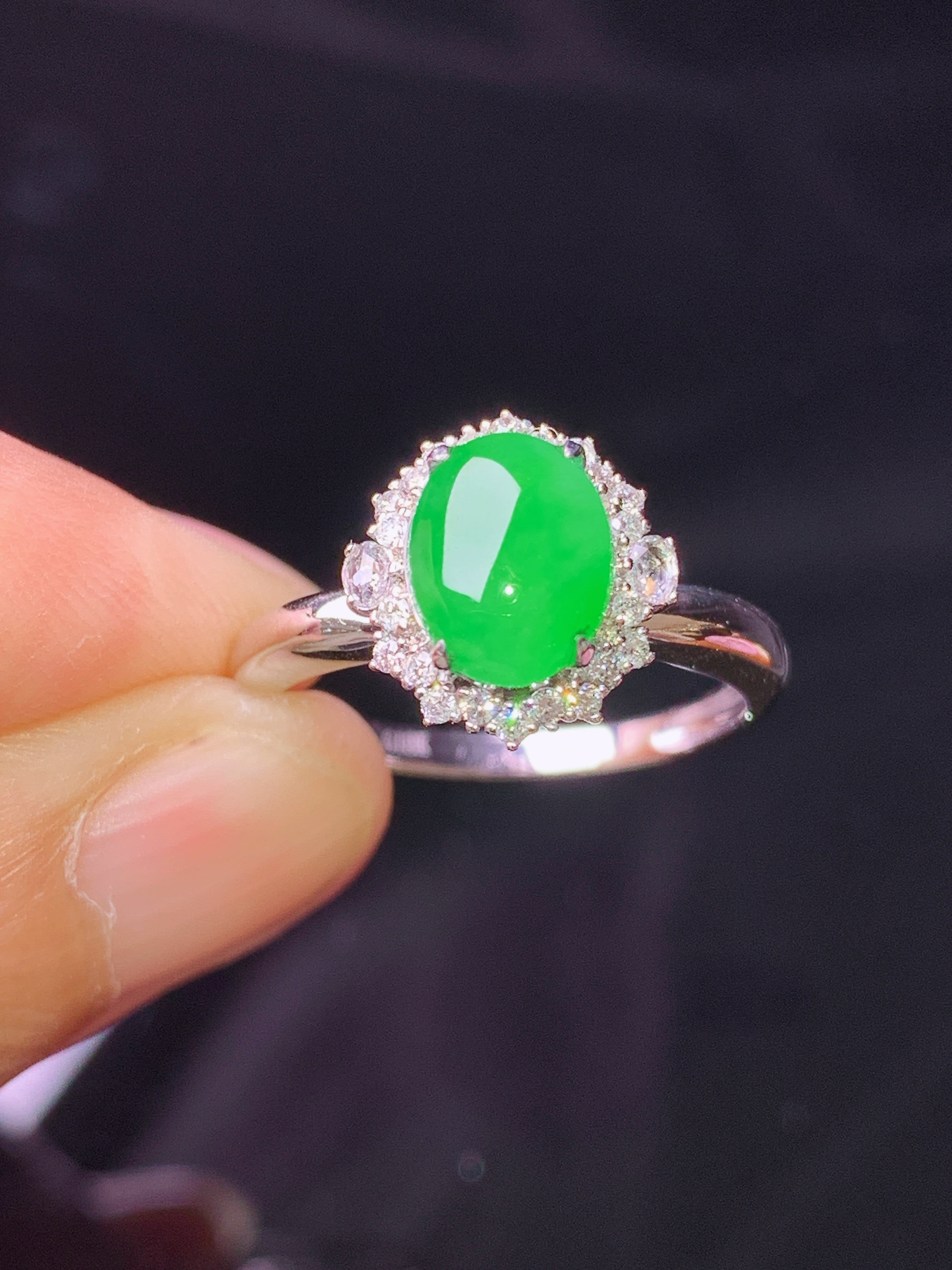 18k金钻镶嵌翠绿蛋面戒指 玉质细腻 色泽艳丽清新 水润亮眼 圈口14.5 整体尺寸11.3*10.