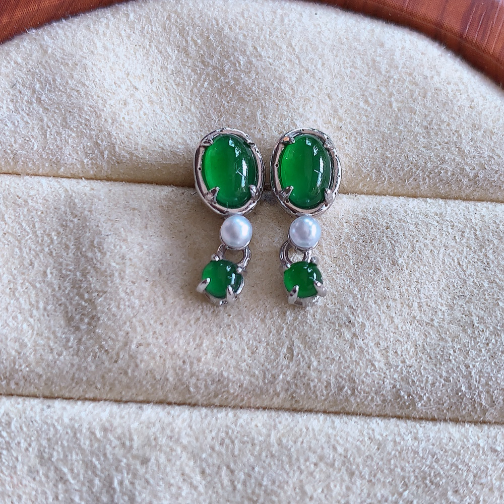 冰满绿翡翠925银镶嵌耳钉，自然光实拍，翠色灵动，颜色漂亮，种老水足，品相佳，佩戴佳品！W502.31  取一整体尺寸：14-5.8-4.6mm  裸石尺寸：5.3-4mm
