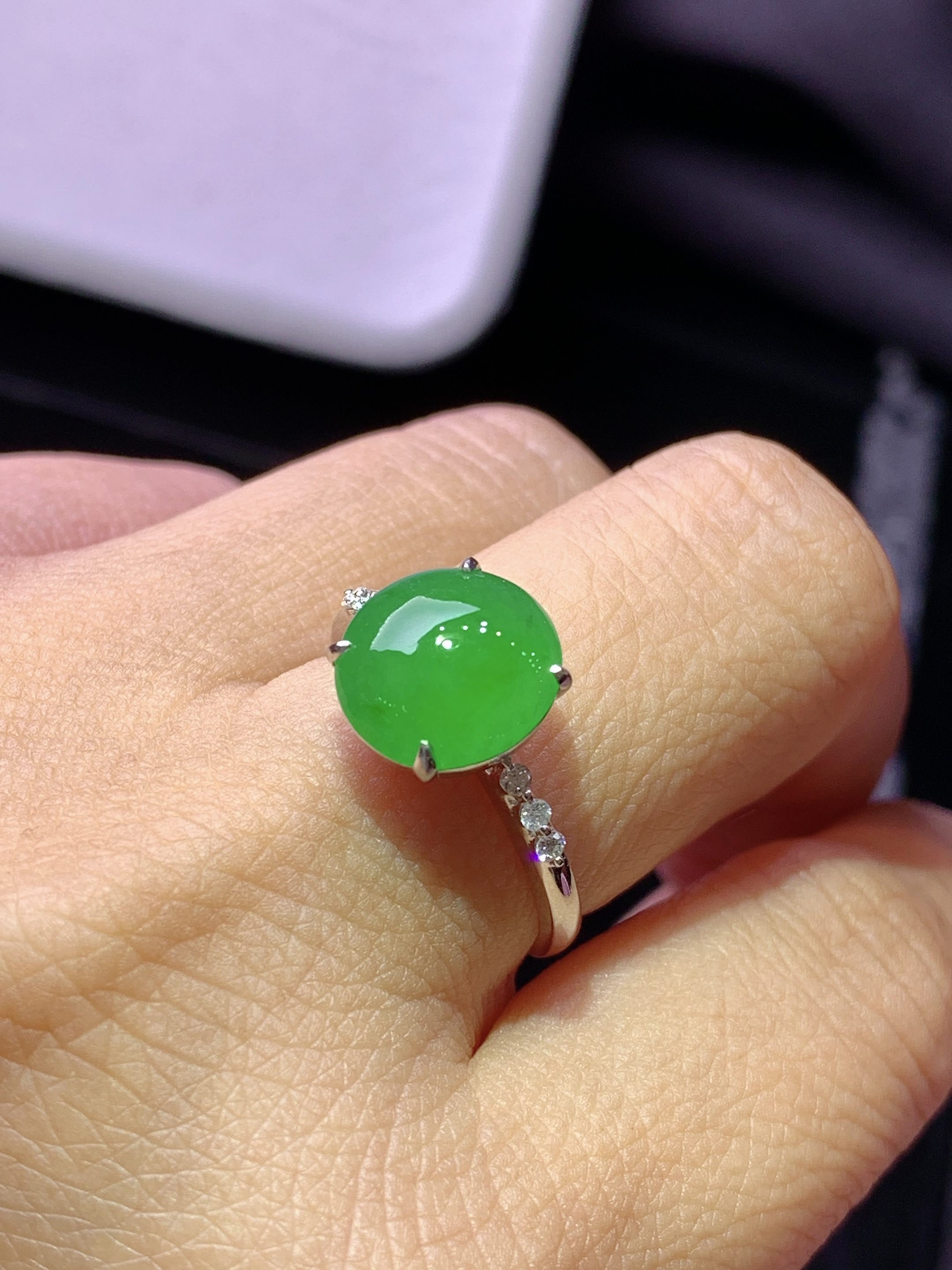 18k金钻镶嵌翠绿蛋面 玉质细腻 色泽艳丽清新 水润亮眼 圈口14.5 整体尺寸10.5*10*4.2L2