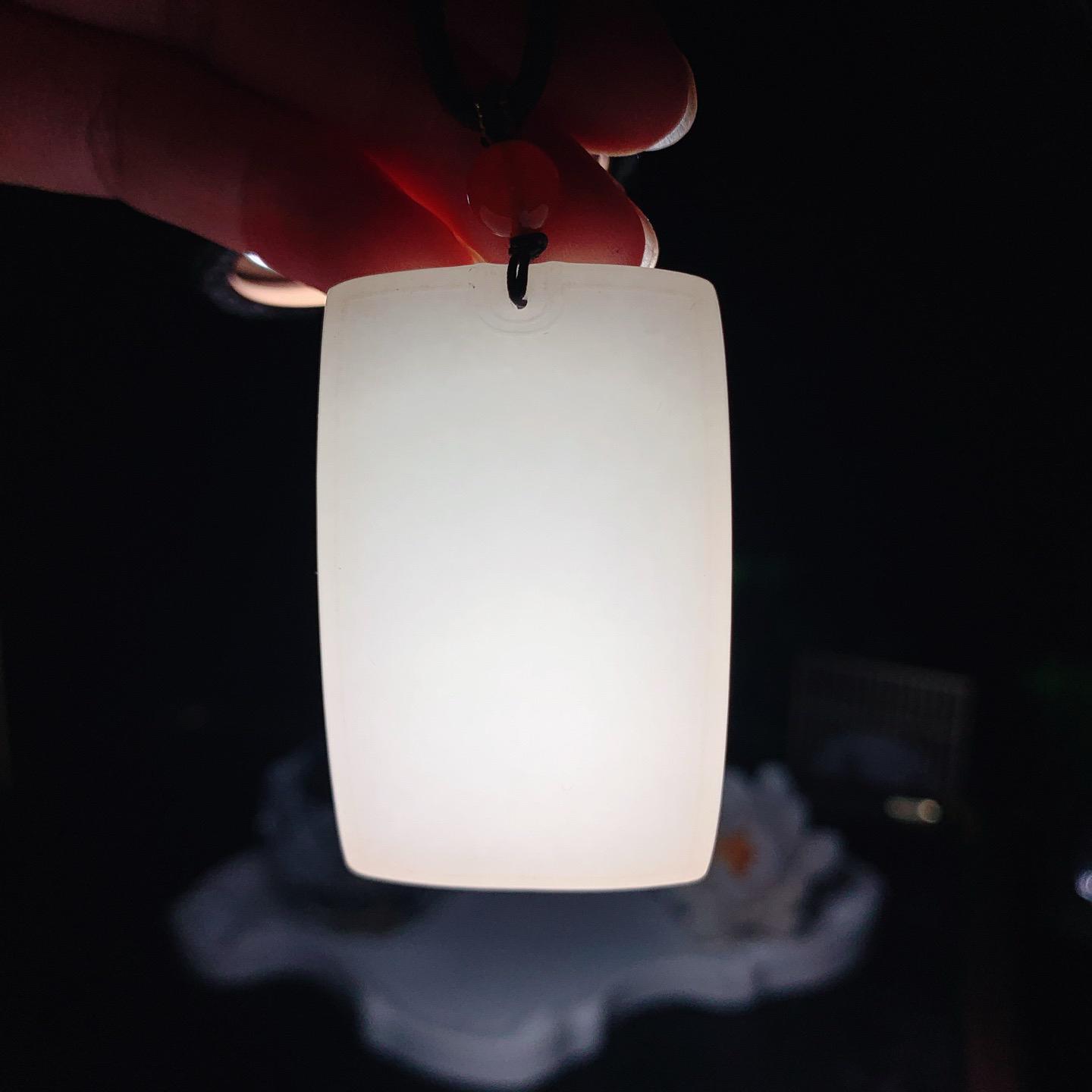 和田玉羊脂白玉平安无事牌挂件。尺寸50/33/10重48克 玉质细腻油润 底色纯净 脂粉好，品质好。lt260401