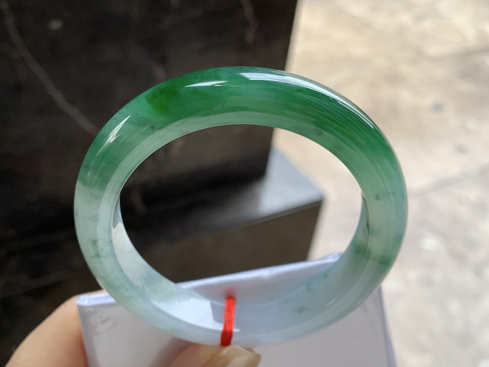 55.5-12.1-8.9

辣绿色手镯^_^有种有色～绿色浓郁漂亮