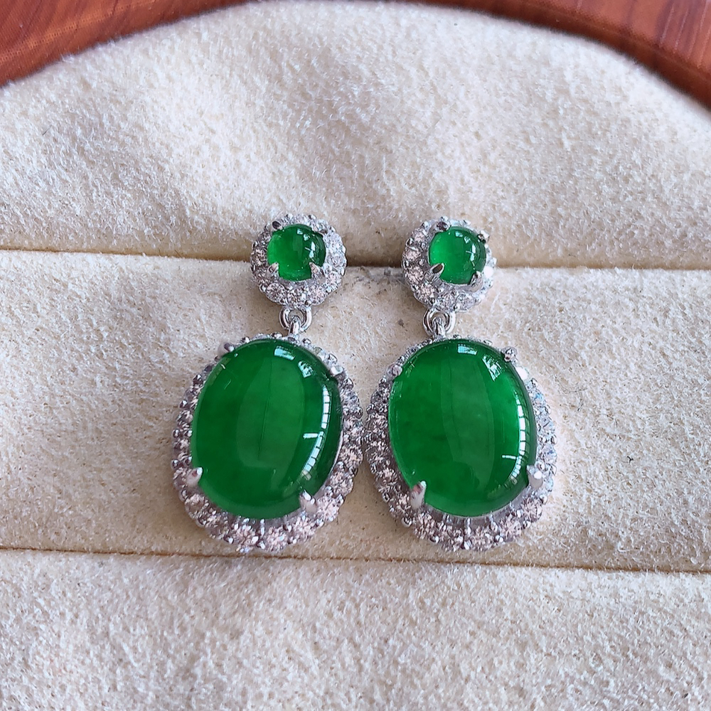 冰满绿翡翠925银镶嵌耳钉，自然光实拍，翠色灵动，颜色漂亮，种老水足，品相佳，佩戴佳品！W502.31  取一整体尺寸：20.3-10.8-6.2mm  裸石尺寸：10-4.8mm