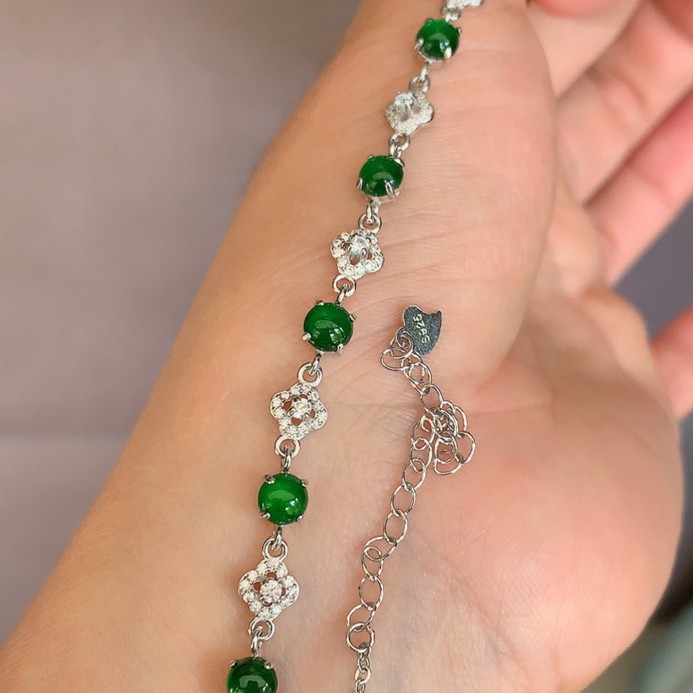 冰润满绿翡翠蛋面手链，水水润润，珠圆玉润，颜色鲜艳，妙明清净，清秀高雅，佩戴效果优雅迷人！性价比超值 W502.31  取一尺寸：5-3.8mm    裸石尺寸：5mm