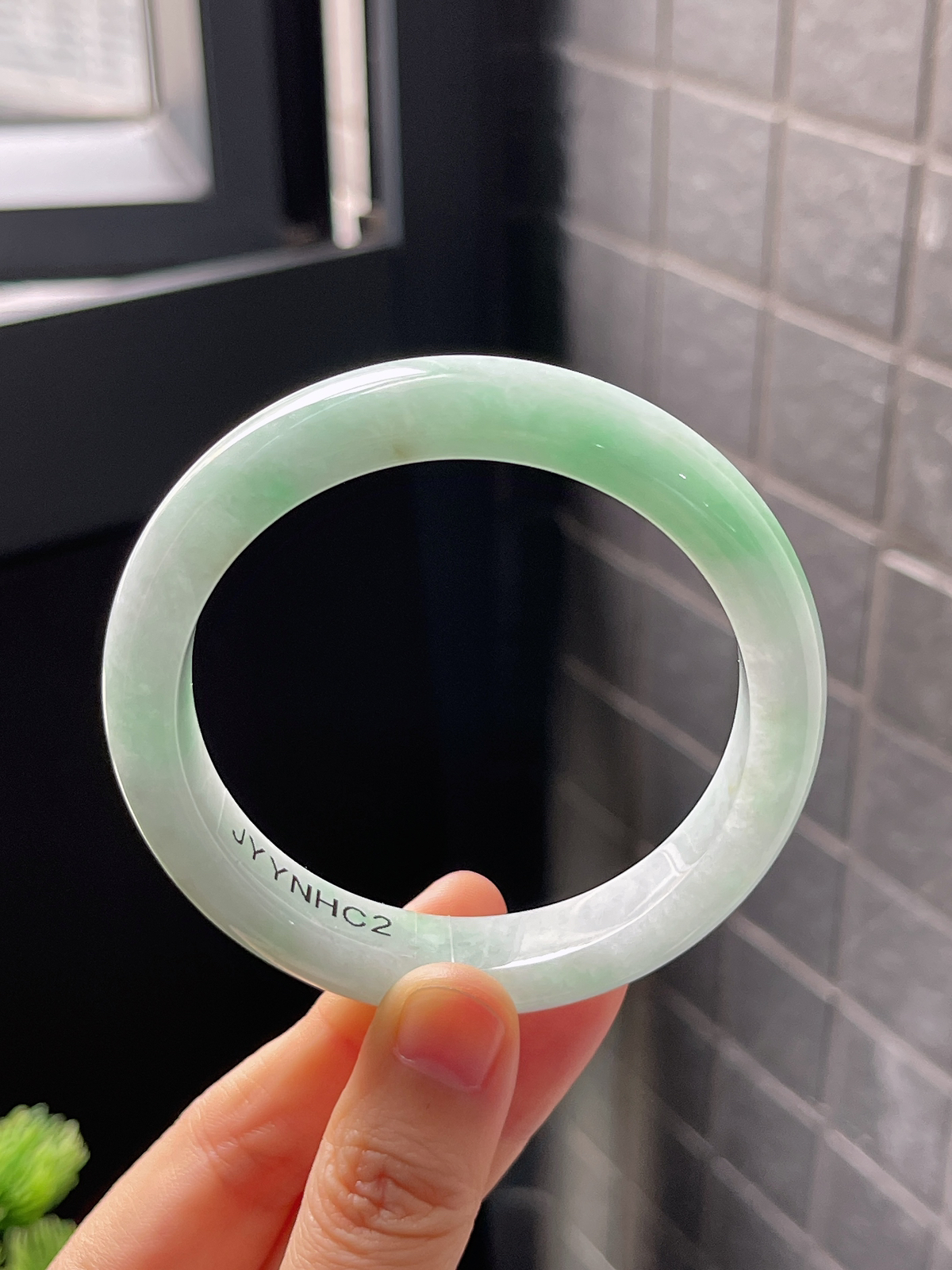 正圈57圈口，翡翠糯化种飘绿手镯