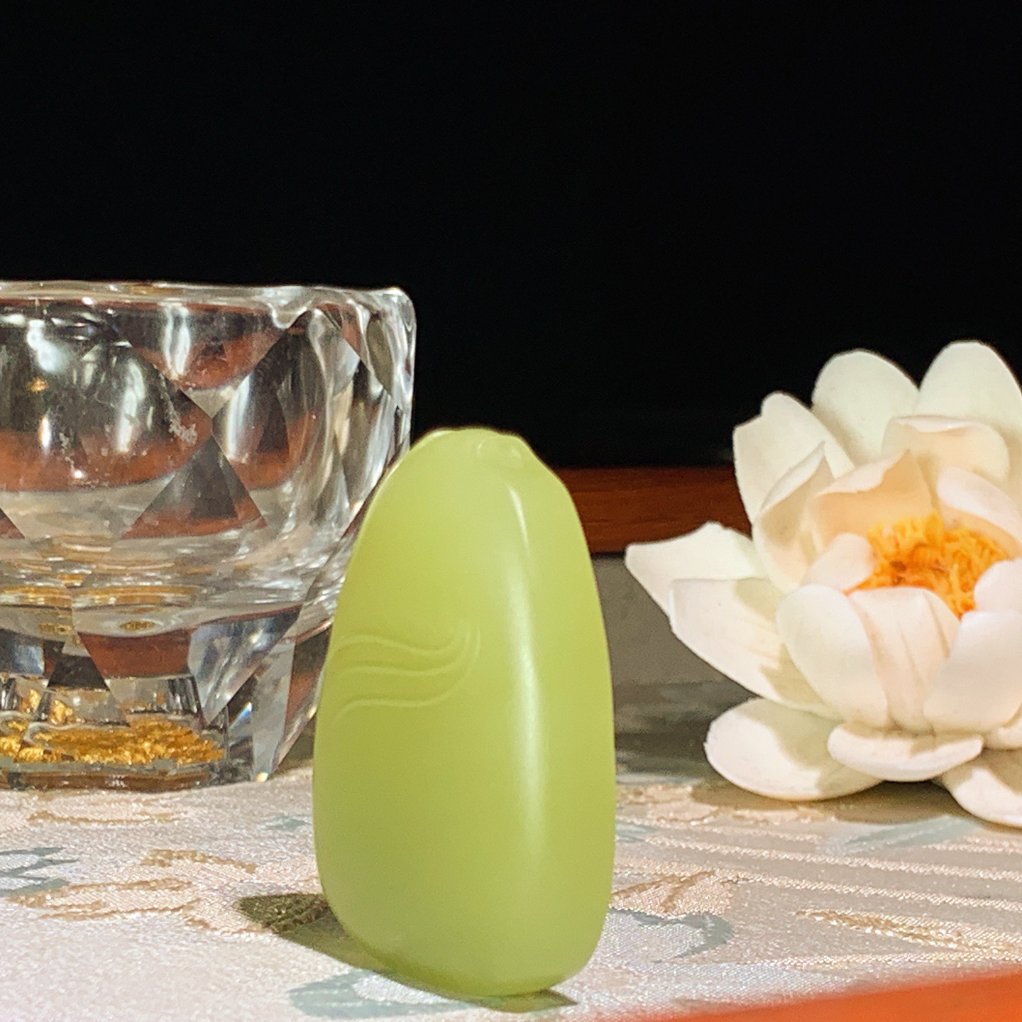 新疆若羌黄口料平安无事牌牌子挂件。尺寸40/30/8重21.5克 无裂无杂 玉质细腻油润 底色纯净 脂粉好，品质好。lt260401