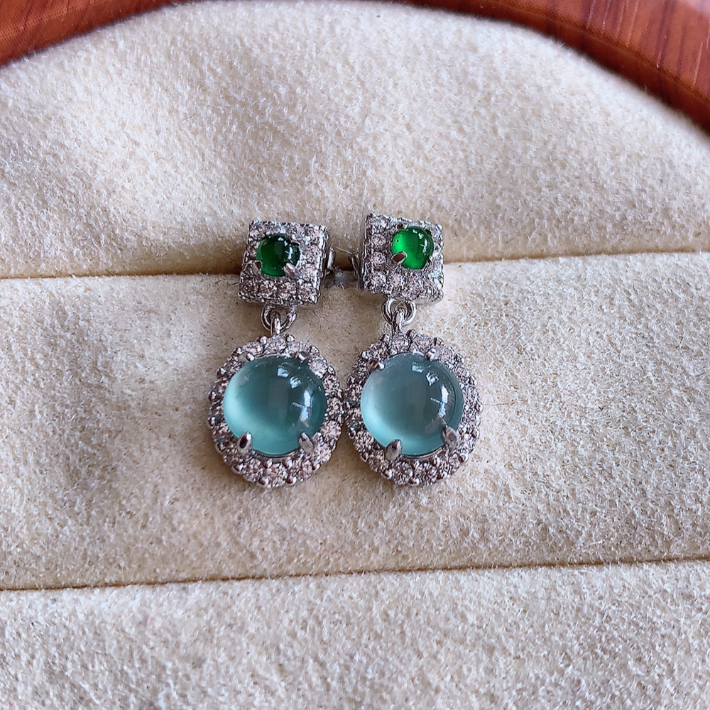 冰晴水翡翠925银镶嵌耳钉，自然光实拍，翠色灵动，颜色漂亮，种老水足，品相佳，佩戴佳品！W502.3