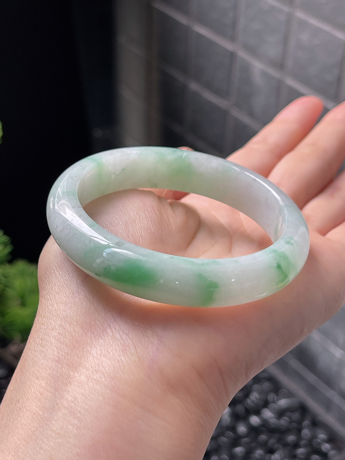 正圈54圈口，翡翠冰糯种淡绿色手镯