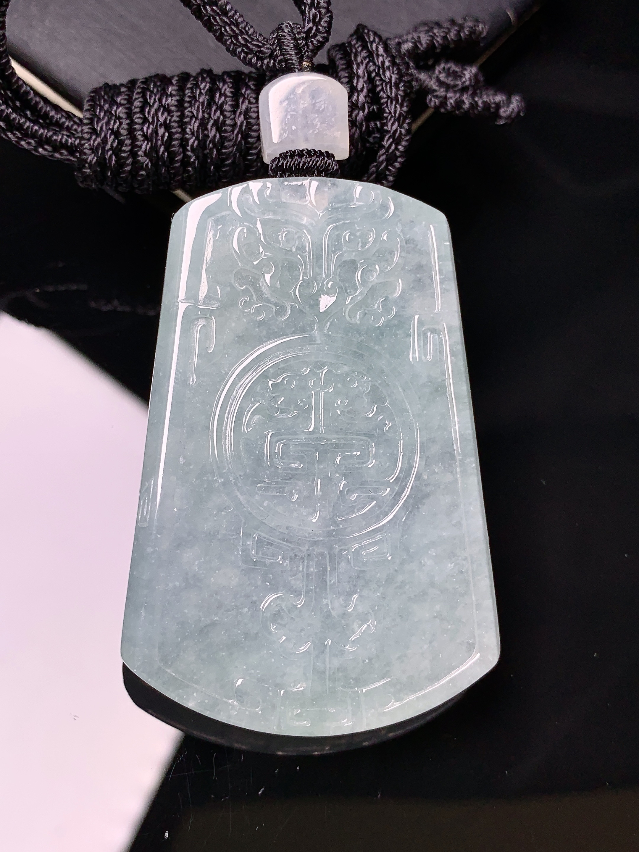 冰种雕花牌吊坠 玉质细腻 色泽艳丽清新 水润亮眼 整体尺寸51.3*35*5.5L1