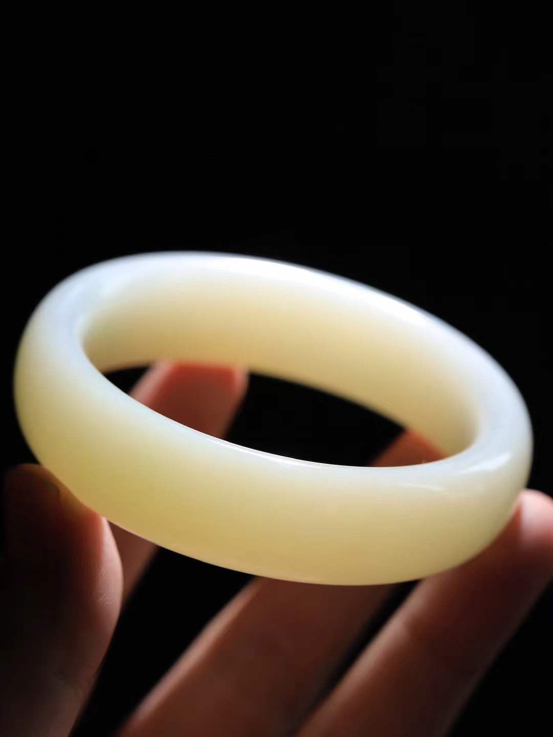 【情有独钟.手镯】

精品和田玉糖白玉手镯 玉质温润细腻 油性十足 手感舒适，高华雅逸，线条流畅，简约大气，美自天成，素雅高贵。佩戴于腕间，婉约之美，举手投足间透出那低调奢华。重94.8克 内径60.5mm 尺寸18.3-9.6mm   FDT-7943195