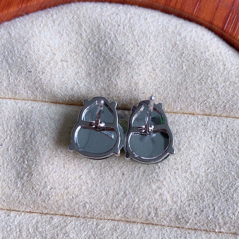 冰满绿翡翠925银镶嵌葫芦耳钉，自然光实拍，翠色灵动，颜色漂亮，种老水足，品相佳，佩戴佳品！W481.31  取一整体尺寸：10-8-4mm  裸石尺寸：10-7.5mm