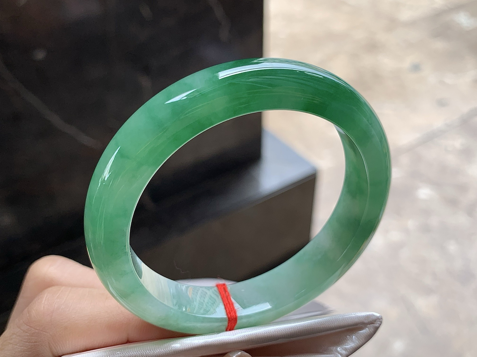 54.5-12.5-8.2

带色手镯^_^ 细腻清爽的底子 颜色浓郁