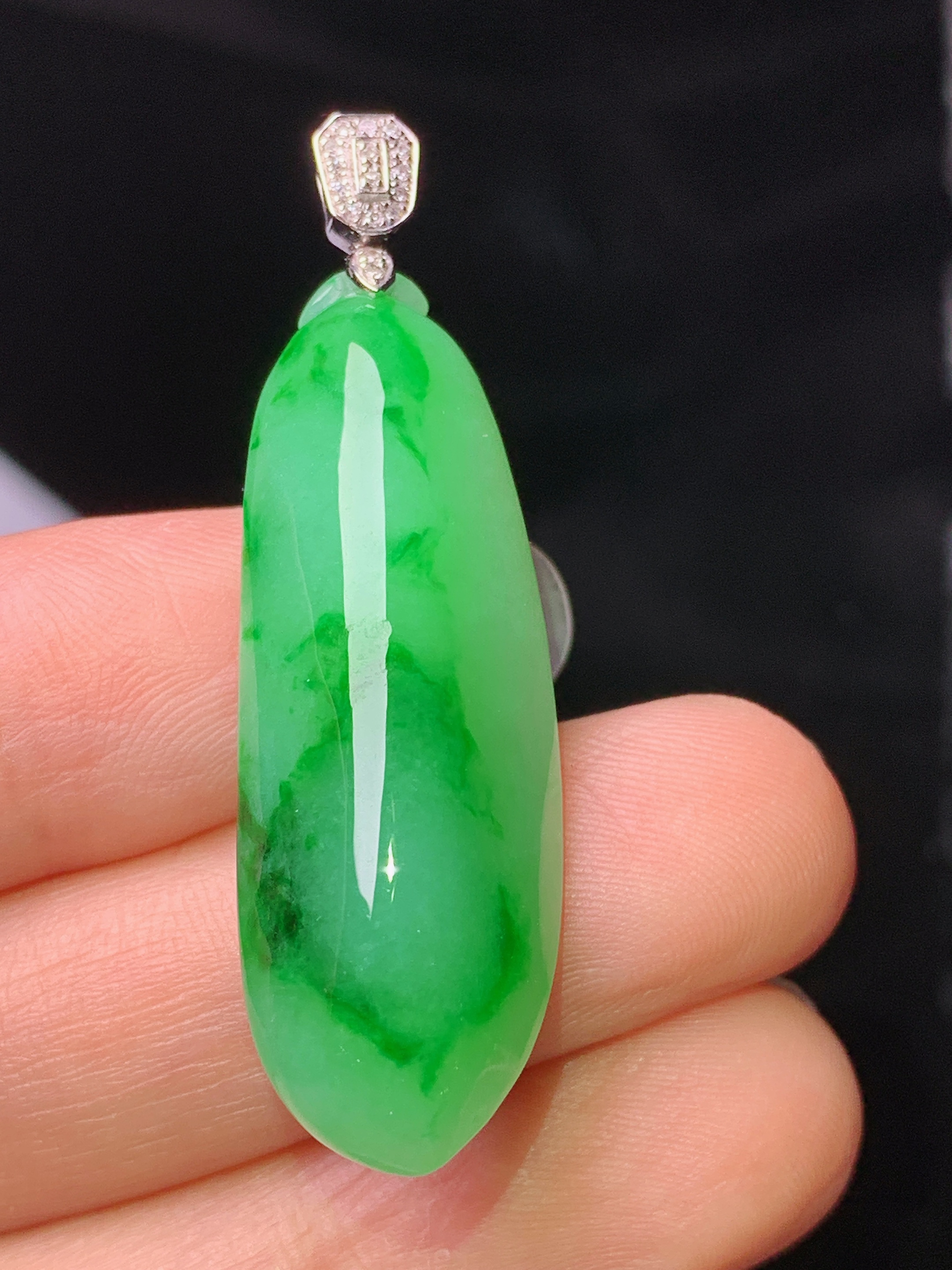 18k金钻镶嵌翠绿福瓜吊坠 玉质细腻 色泽艳丽清新 水润亮眼 整体尺寸44.5*13.2*9.2z1