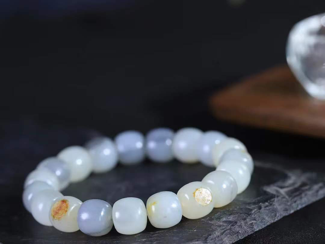 （老型珠.手串）

新疆和田青花籽料老型珠手串，玉质细腻油润 饱满光滑 质朴无华，悠远简单，人心境