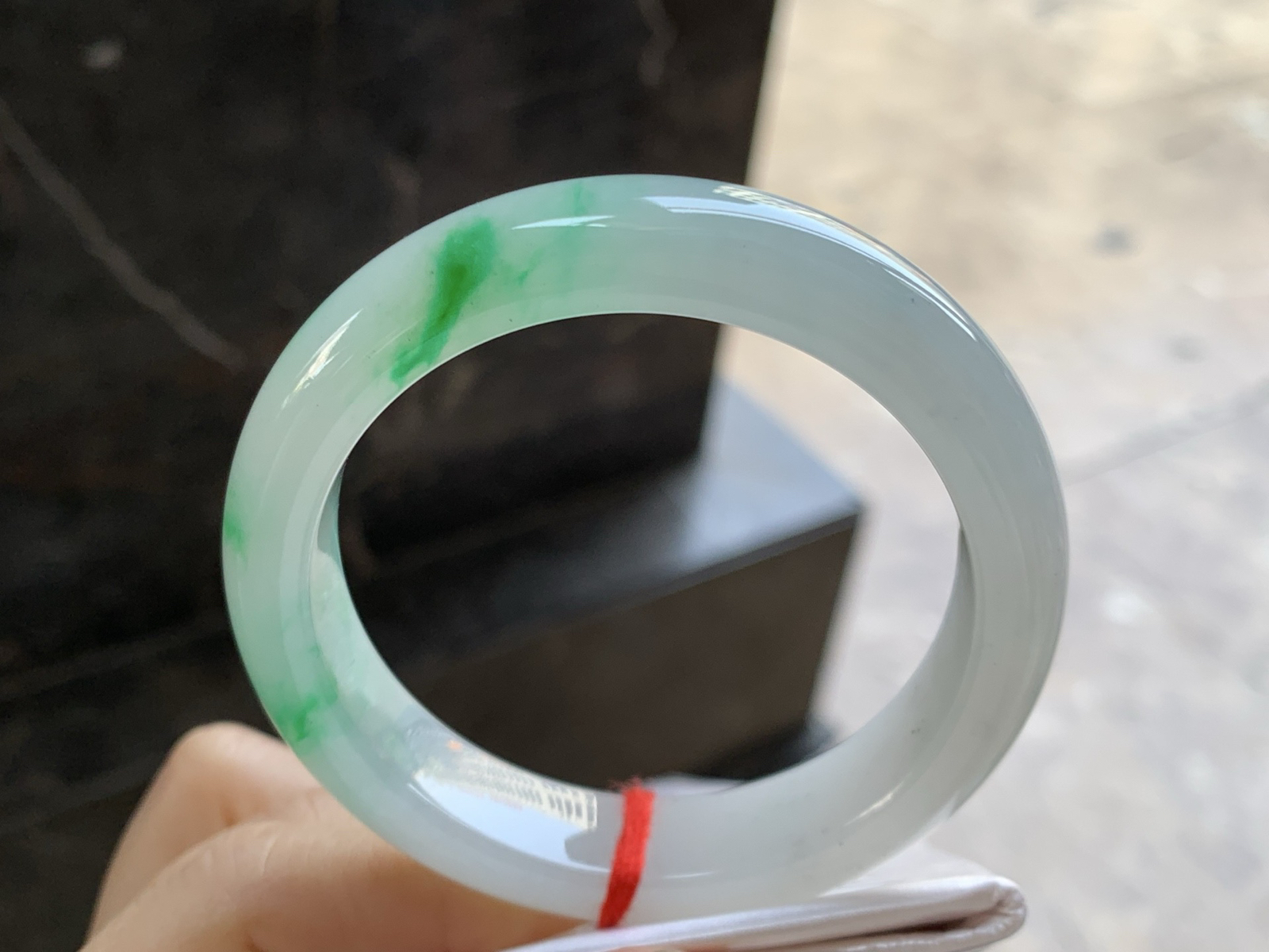 53-12.5-8.5

阳绿色手镯^_^底子细腻有种水 绿色点缀