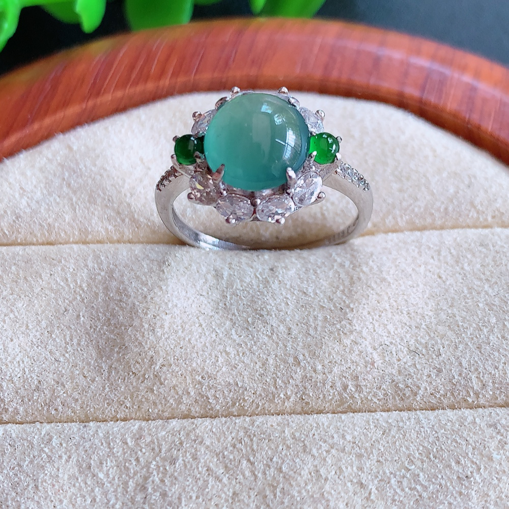 冰晴水精美环形翡翠戒指  玉质细腻  冰清玉润  飘花灵动  颜色漂亮  W502.31  内径尺寸：17.5-12.3-7.5mm  裸石尺寸：8.3mm