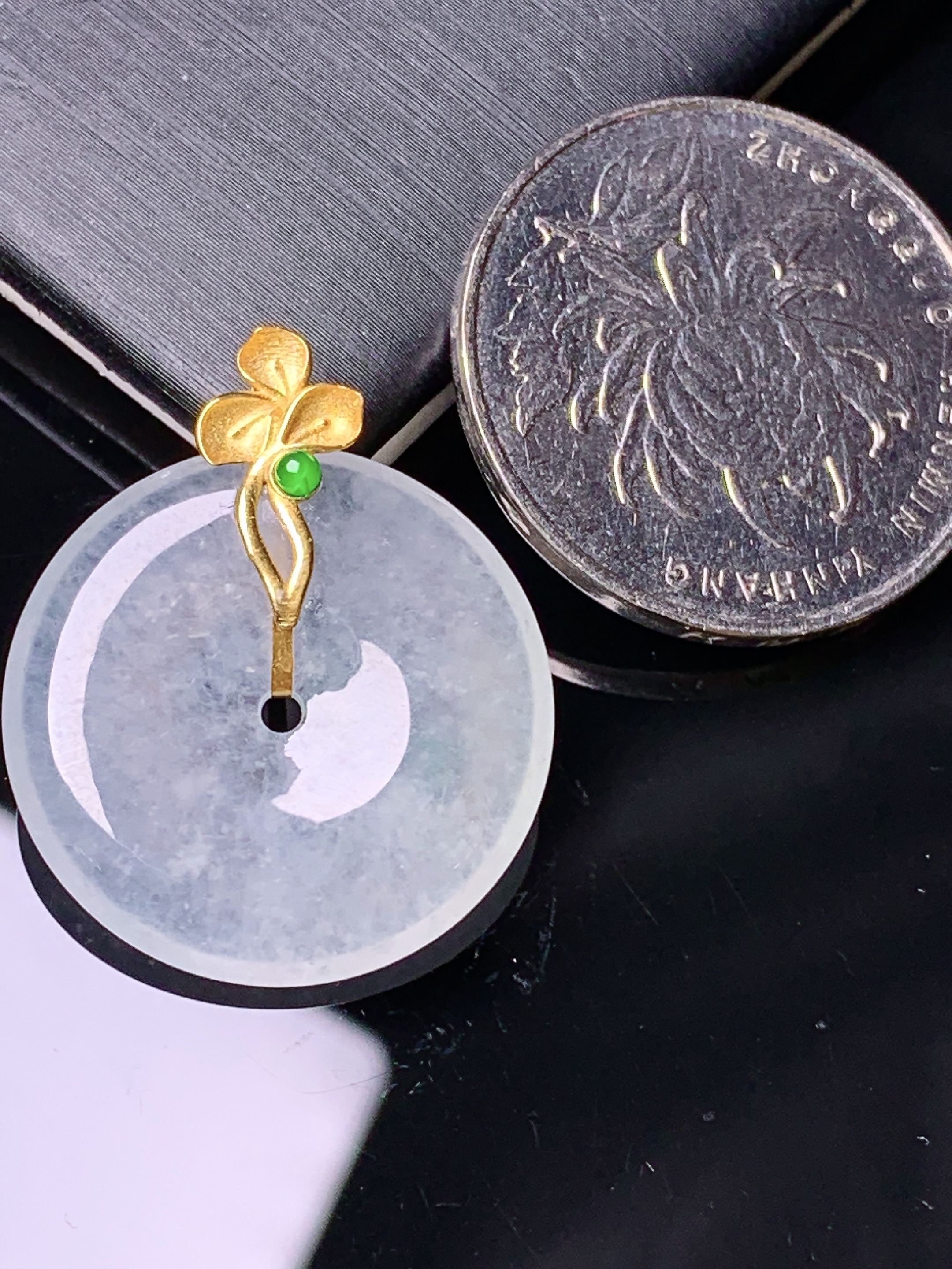 18k金镶嵌冰种平安扣吊坠 玉质细腻 色泽艳丽清新 水润亮眼 整体尺寸26.8*22.3*3.8j2