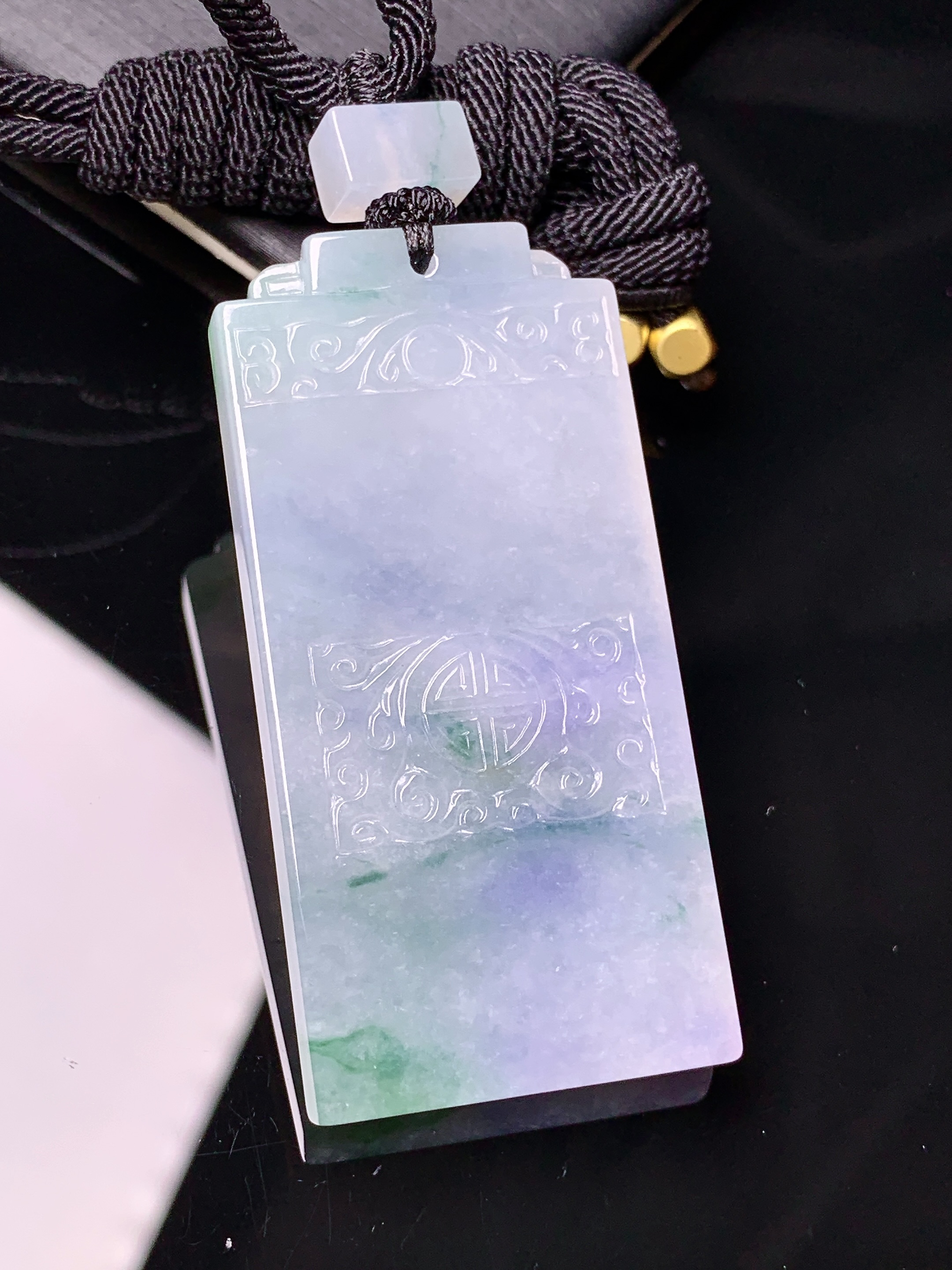 紫罗兰飘花无事牌吊坠 玉质细腻 色泽艳丽清新 水润亮眼 整体尺寸52.2*25*5L1